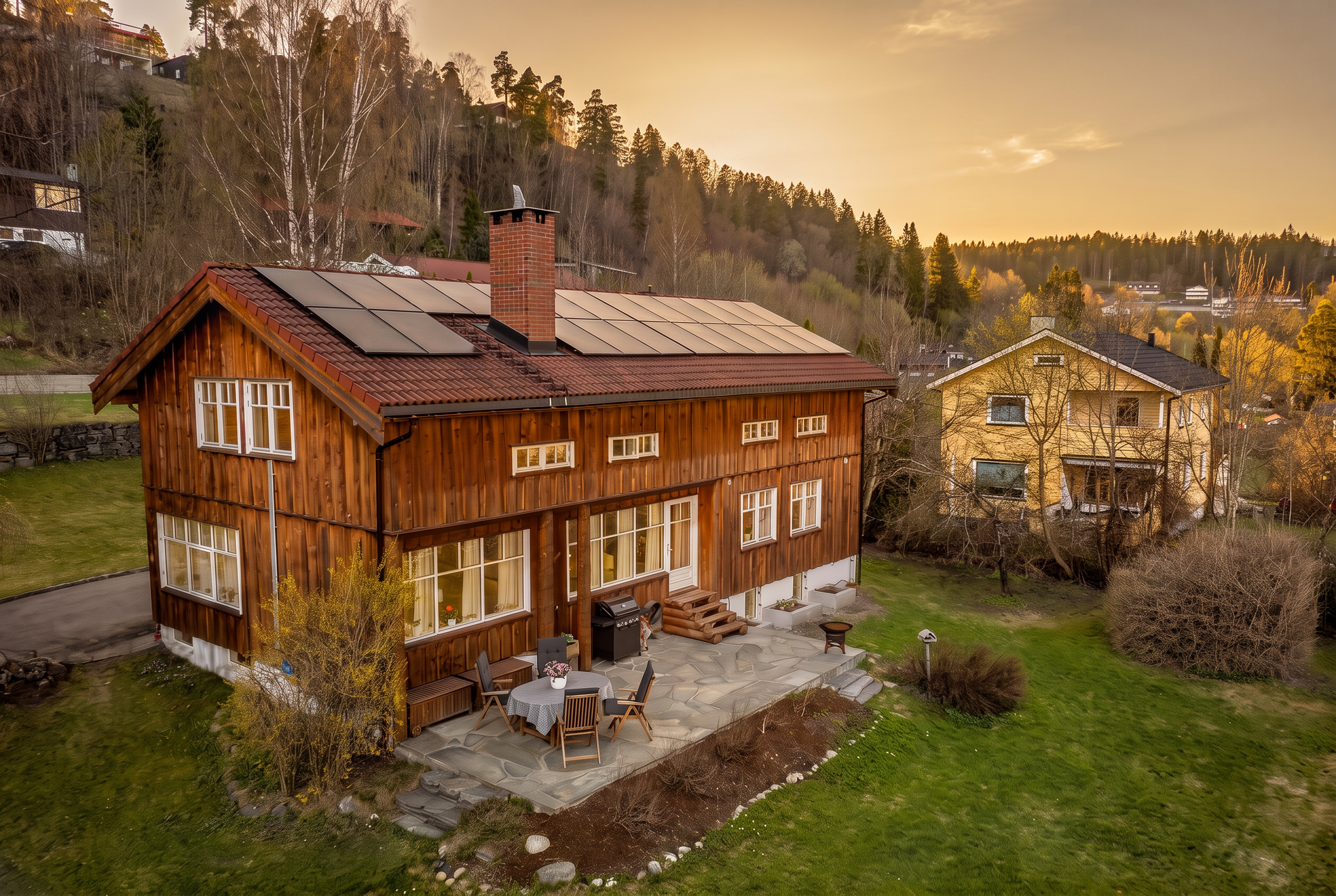 Enebolig med tomt på over 1,4 mål og er utstyrt med solcelleanlegg på både bolig- og garasjetak, som bidrar til lavere strømkostnader.. Bilde nummer 2 av 3