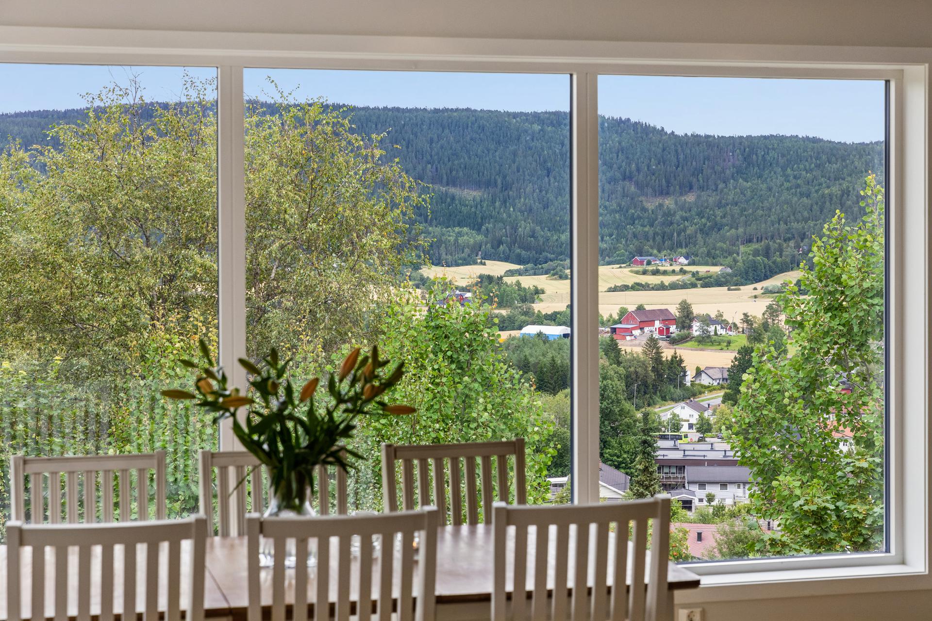 Boligen er fra 2013 og har store vindusflater som rammer inn den flotte utsikten mot Romeriksåsen.. Bilde nummer 2 av 3