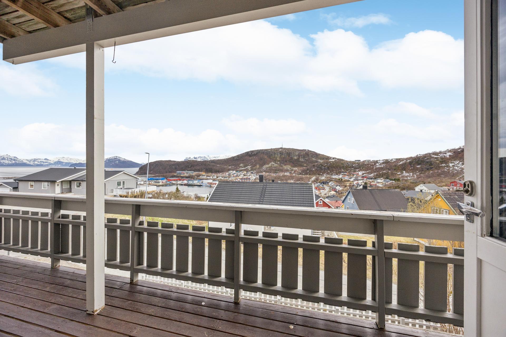 Stuen i hovedetasjen er romslig og har utgang til en stor terrasse på ca. 36 m². . Bilde nummer 3 av 3