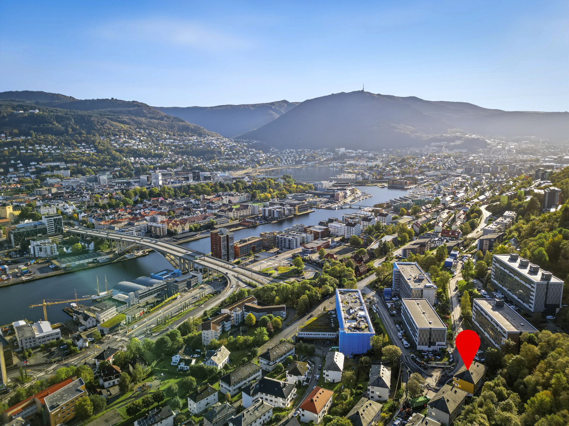 Her får du en attraktiv kombinasjon av flott utsikt, gode solforhold og kort vei til både Bergen sentrum og naturen.. Bilde nummer 2 av 3