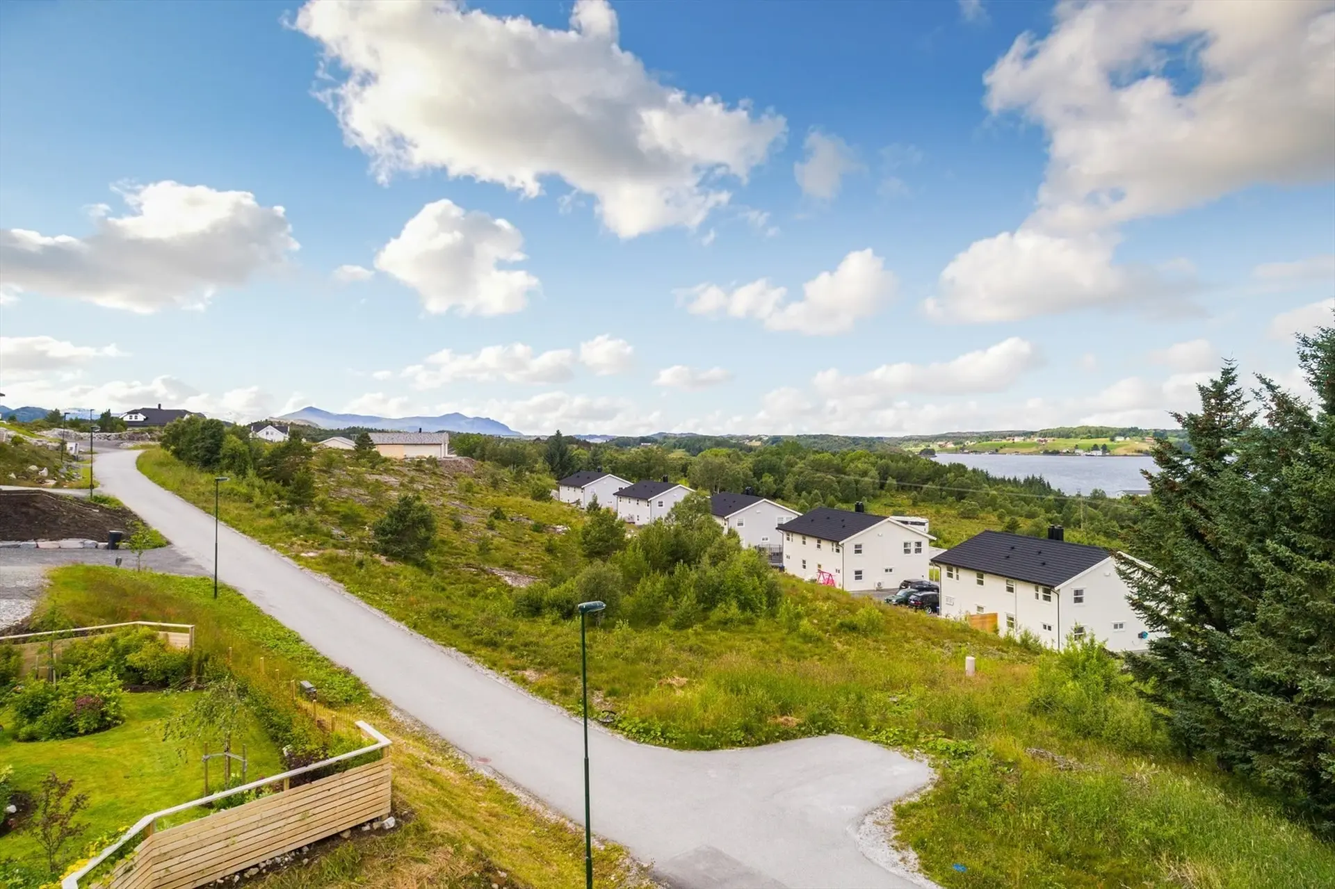 Attraktiv boligtomt som ligger i et etablert barnevennlig boligområde på Bruhagen Panorama. Bilde nummer 2 av 3
