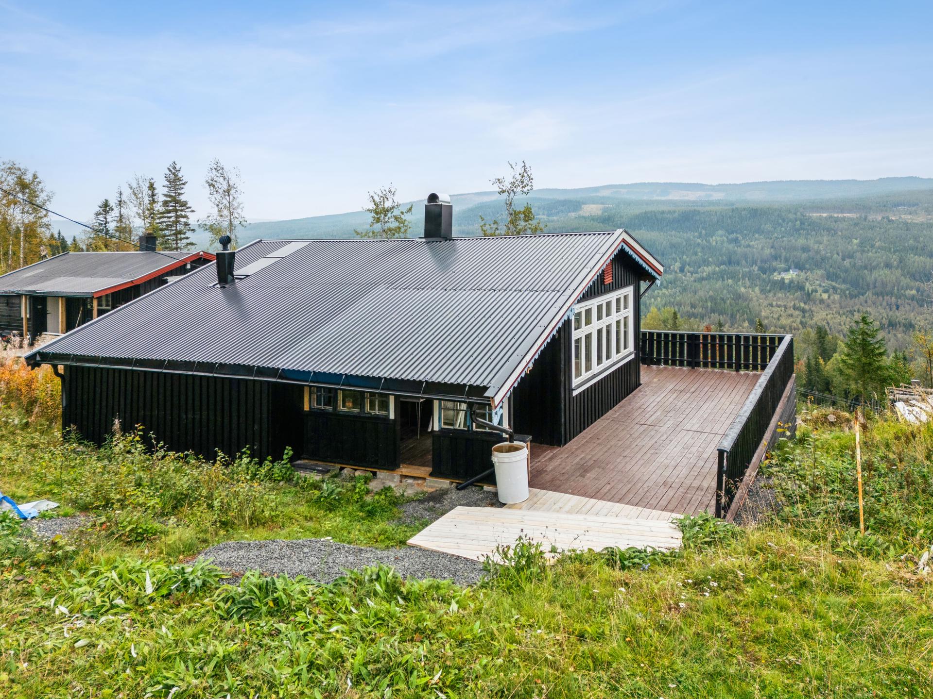 En stor og sammenhengende terrasse på ca. 42 m² strekker seg rundt hytta mot øst, syd og vest.. Bilde nummer 3 av 3