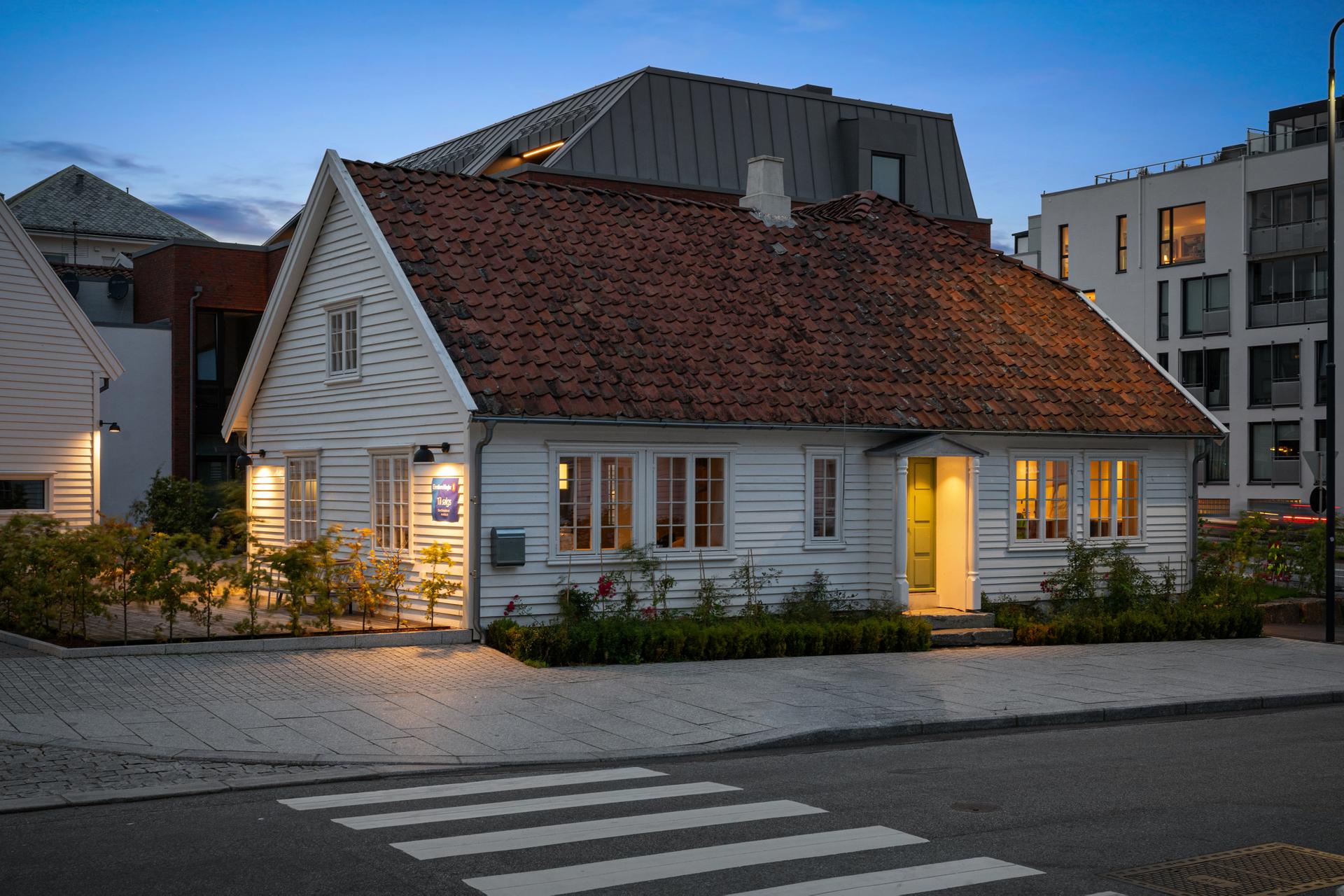Nygårdshuset i Jærveien 24 er en historisk byvilla med en helt spesiell identitet. Her møtes historie, tradisjonelt håndverk og nøye utvalgte materialer med moderne komfort og en planløsning tilpasset dagens alle livsfaser. (Foto: Stian Dirdal.). Bilde nummer 1 av 3
