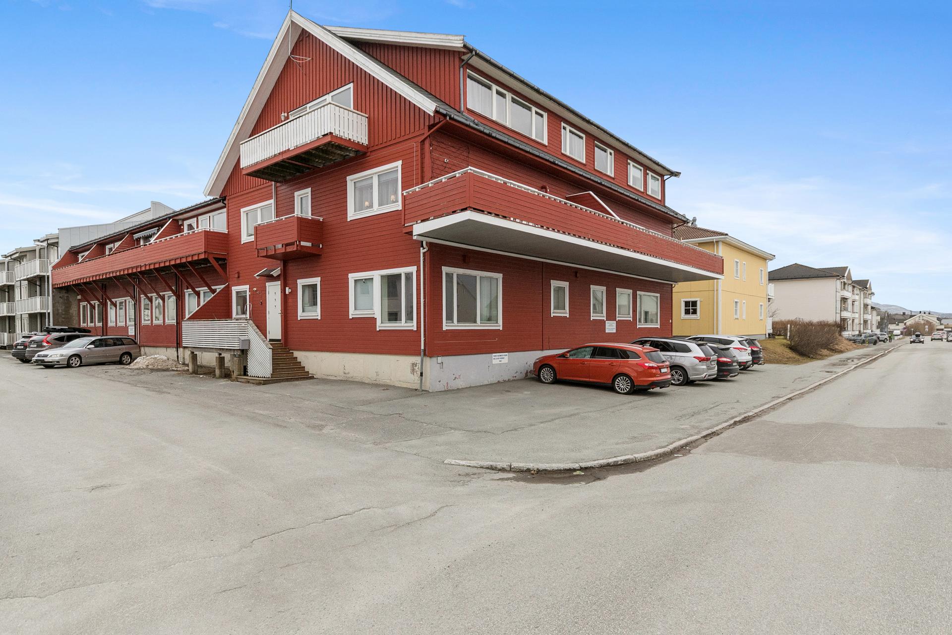 Fra eiendommen er det gangavstand til daglige nødvendigheter.. Bilde nummer 3 av 3