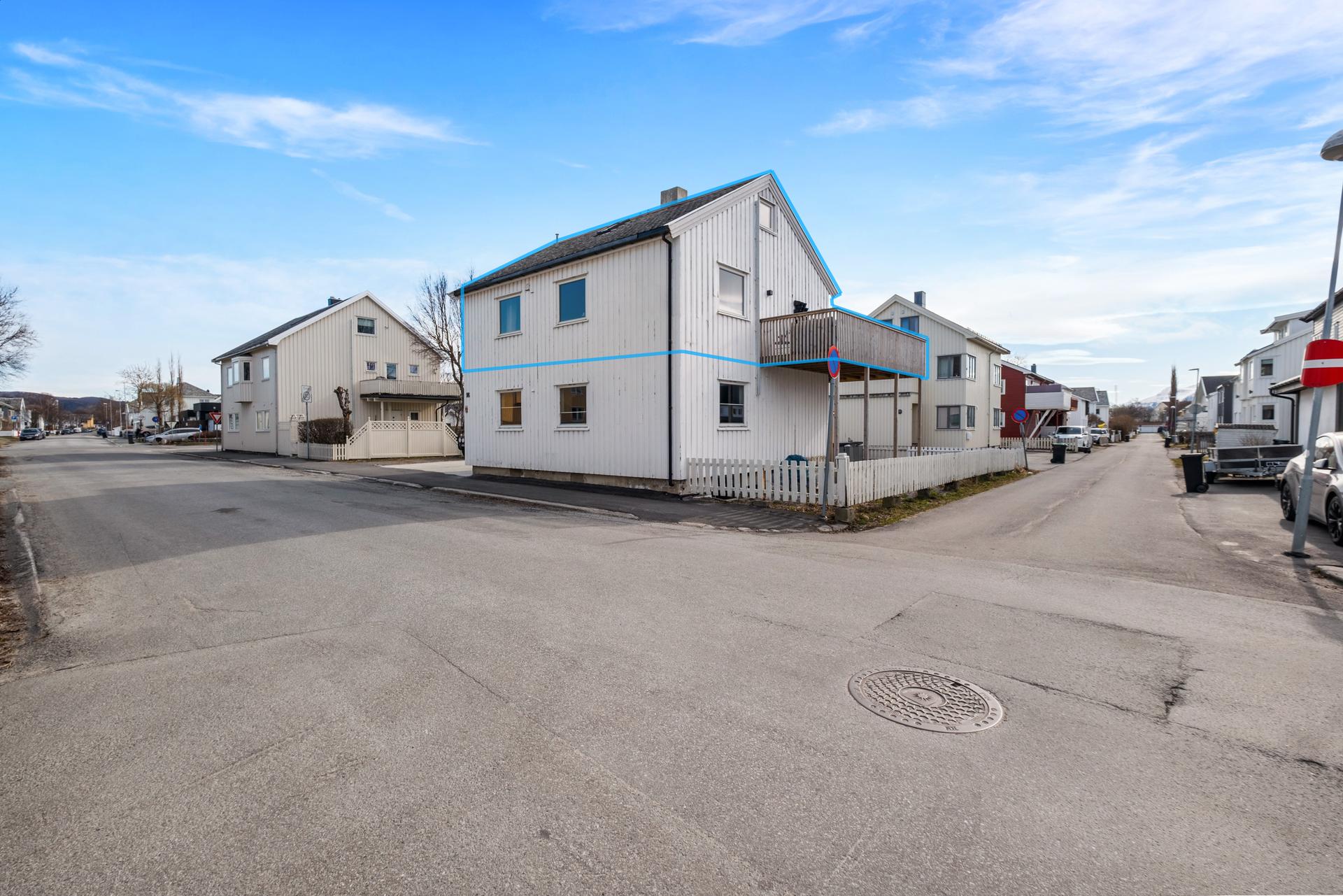 Leiligheten består av hele 2. etasje + loftsareal.. Bilde nummer 2 av 3