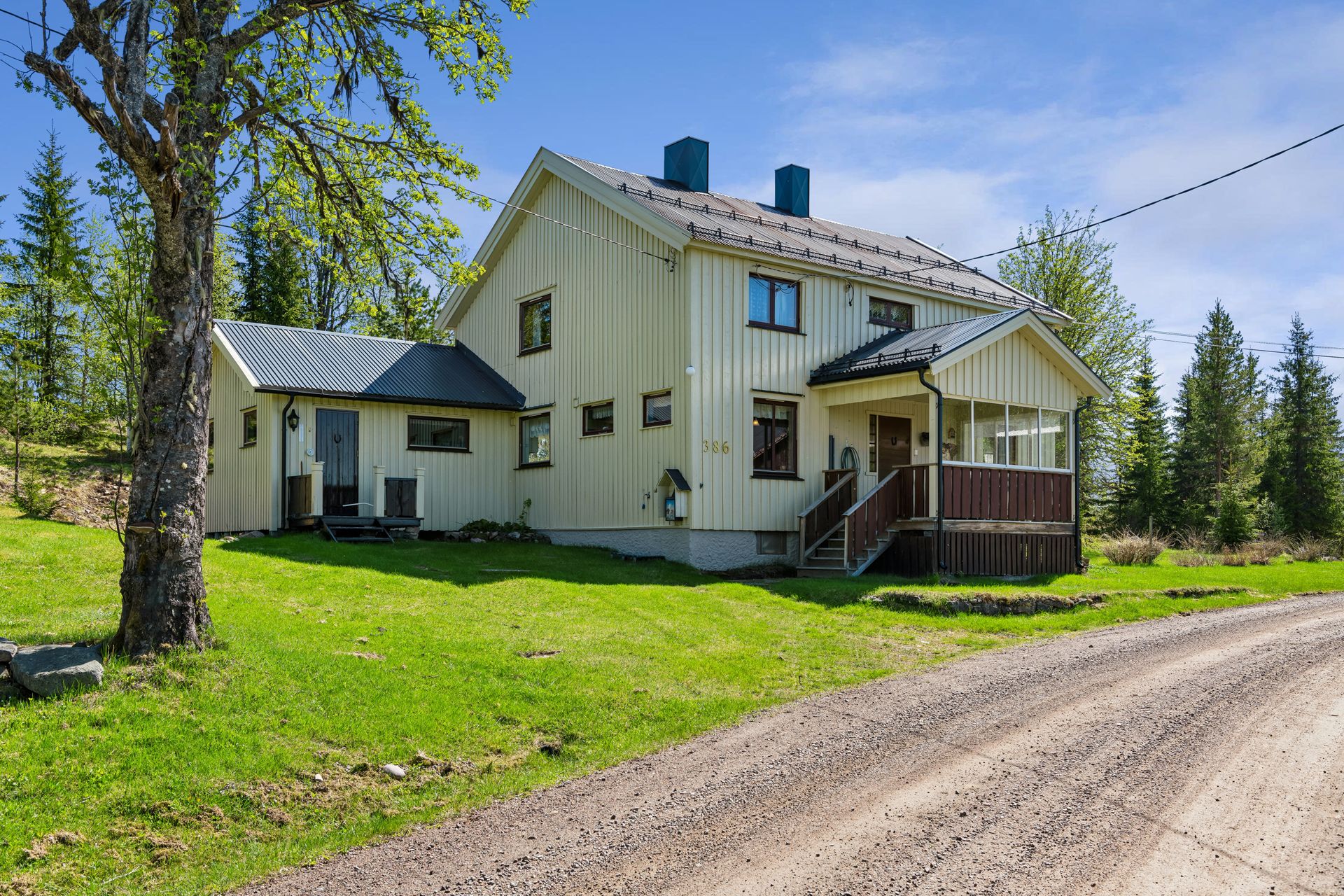 Våningshuset er opprinnelig fra 1926, med et tilbygg fra 1994 som blant annet rommer vindfang og et soverom. Bilde nummer 3 av 3