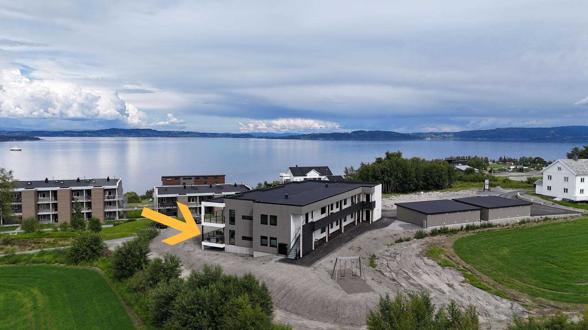 Leiligheten ligger svært fint til på den mest solrike enden av prosjektet, med utsikt utover åkrer, landskapet og Trondheimsfjorden. Her bor du sentralt, men får samtidig den gode landlige følelsen i et rolig område.. Bilde nummer 2 av 3
