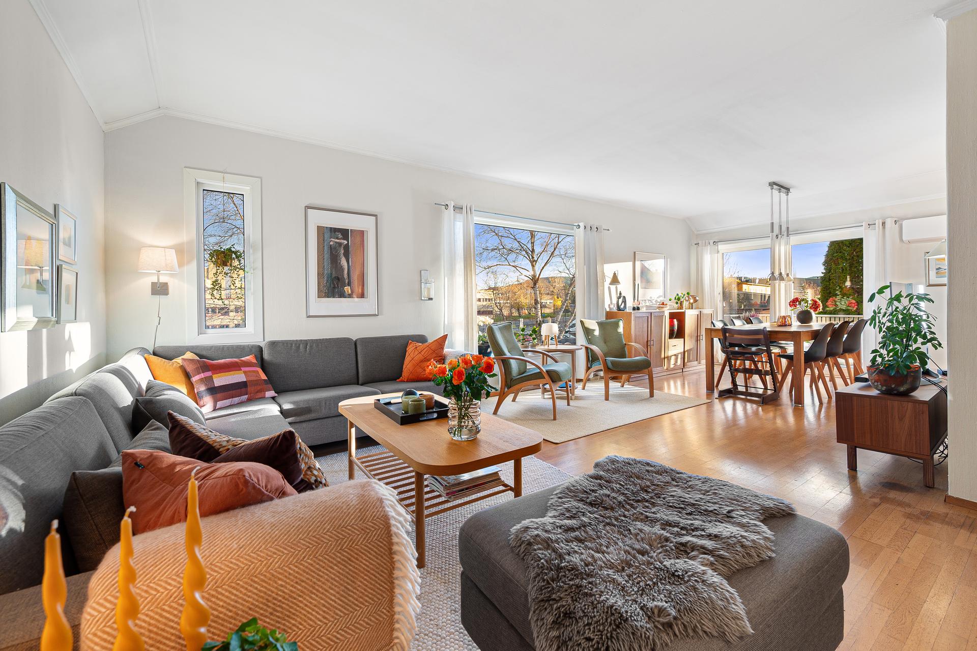 Stuen er på hele 29m² noe som gjør det enkelt å innrede etter egne preferanser.. Bilde nummer 3 av 3