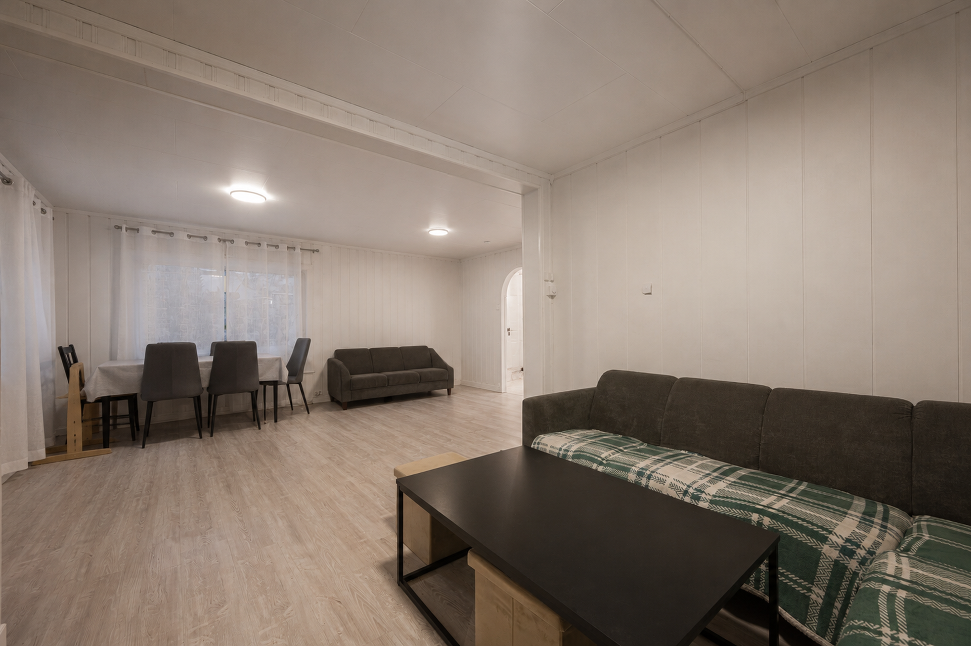 - Boligen er pr idag utleid i sin helhet for ca kr 245 000,- pr år og kan selges med leietagere for den som ønsker. . Bilde nummer 2 av 3