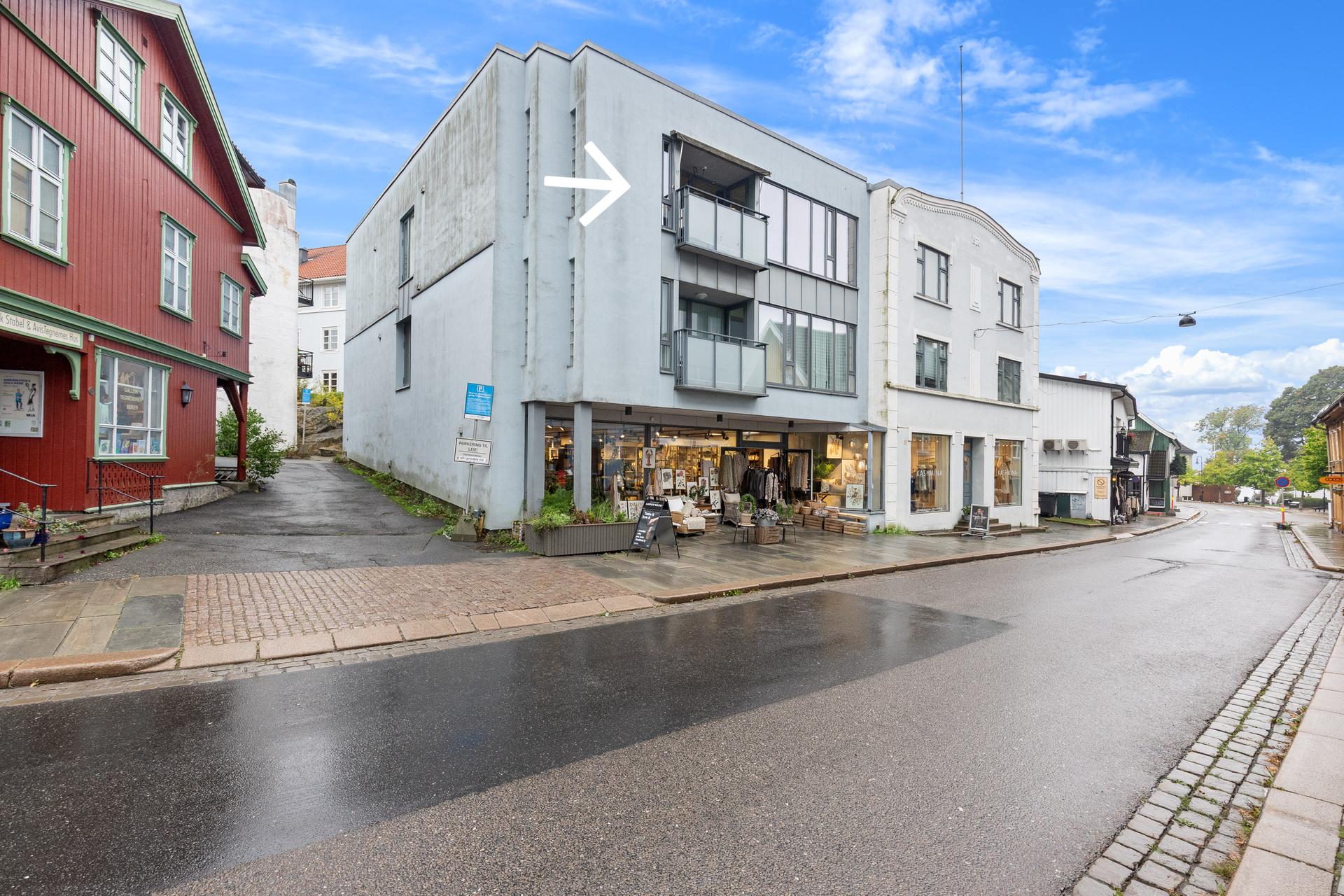 Klassisk bygård med attraktiv topp-og hjørnebeliggenhet midt i hjertet av Drøbak sentrum. . Bilde nummer 2 av 3