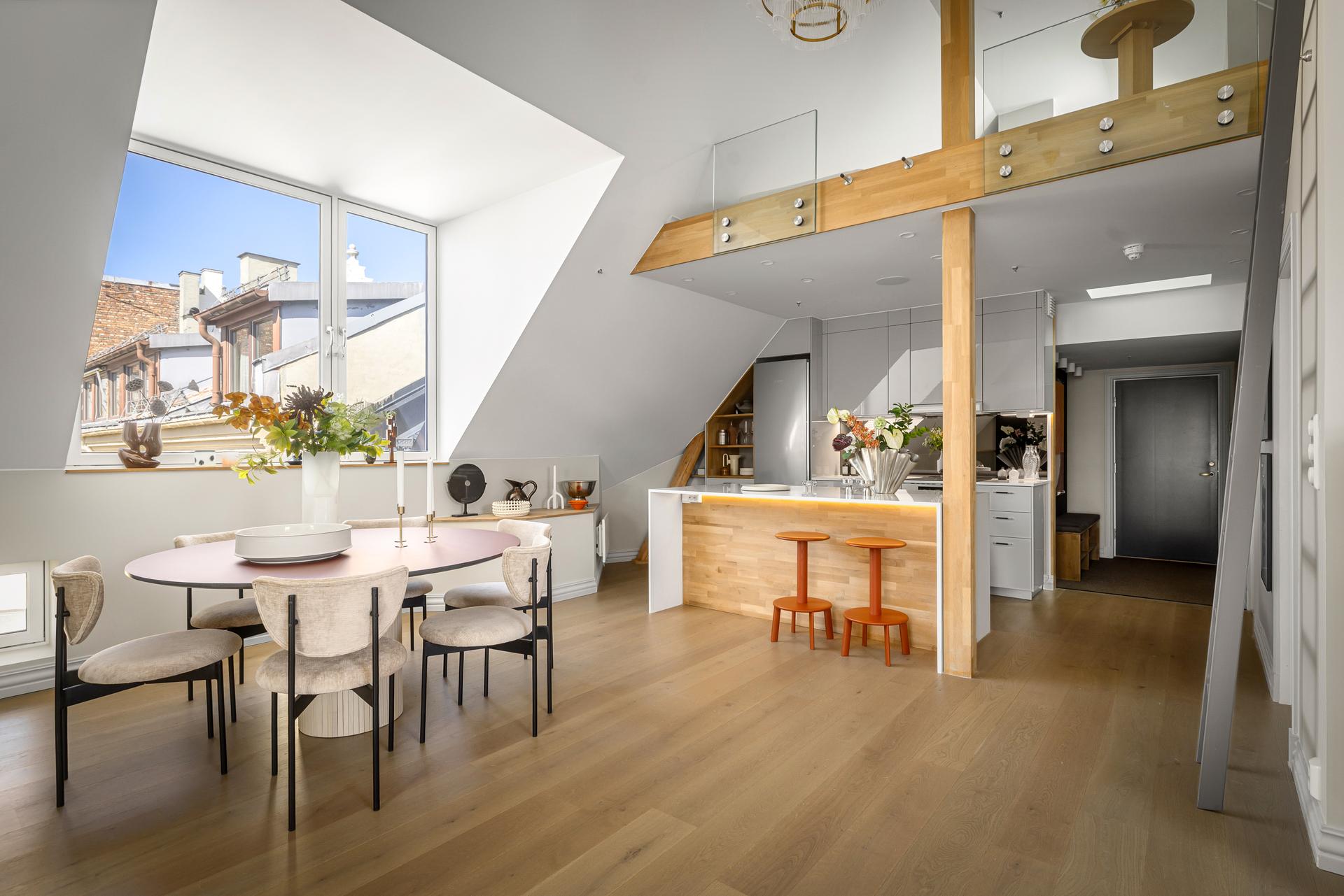 Velkommen til Bygdøy allé 14! En gjennomført og arkitektonisk spennende toppleilighet med åpen stue- og kjøkkenløsning, parkettgulv og to hemser som gir en unik romfølelse. Foto: Lasse Lerdahl. Bilde nummer 1 av 3
