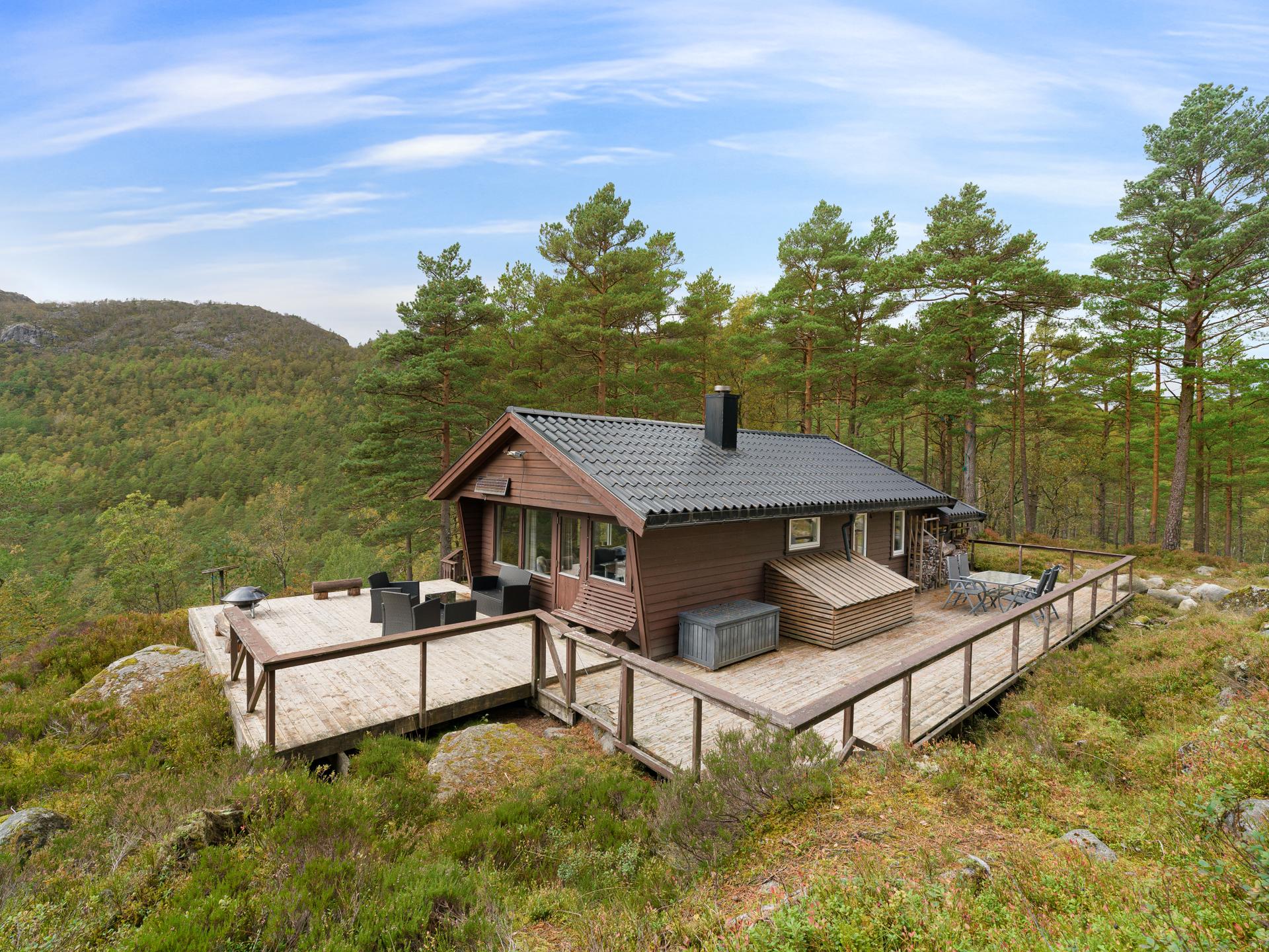 EiendomsMegler1 v/Torill Kalsaas presenterer Giljastølen Fnr 27. Foto: Joakim Bjerk . Bilde nummer 1 av 3