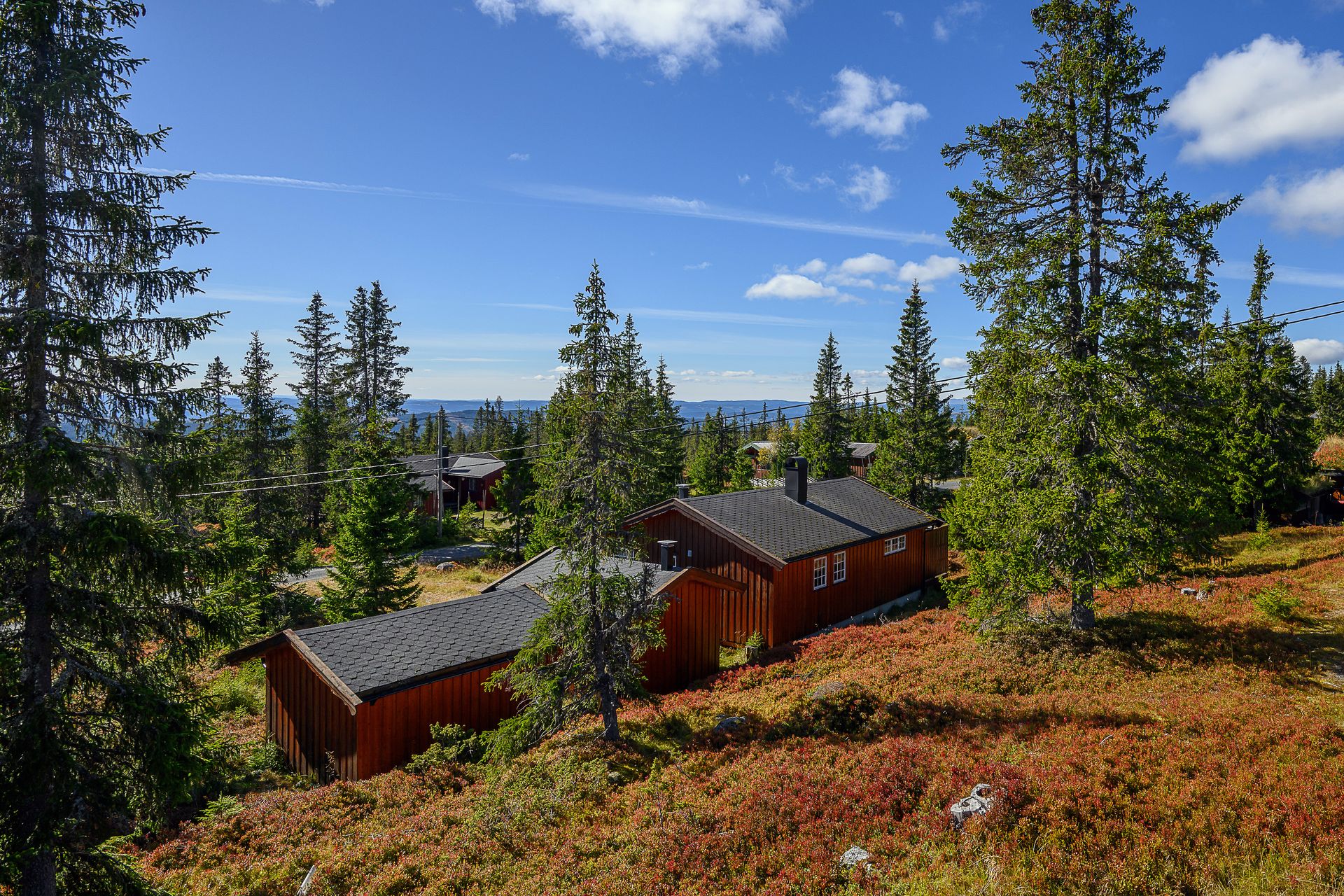 Tradisjonell hytte beliggende i veletablerte omgivelser på Sjusjøen. Stille og rolig, meget barnevennlig.. Bilde nummer 3 av 3