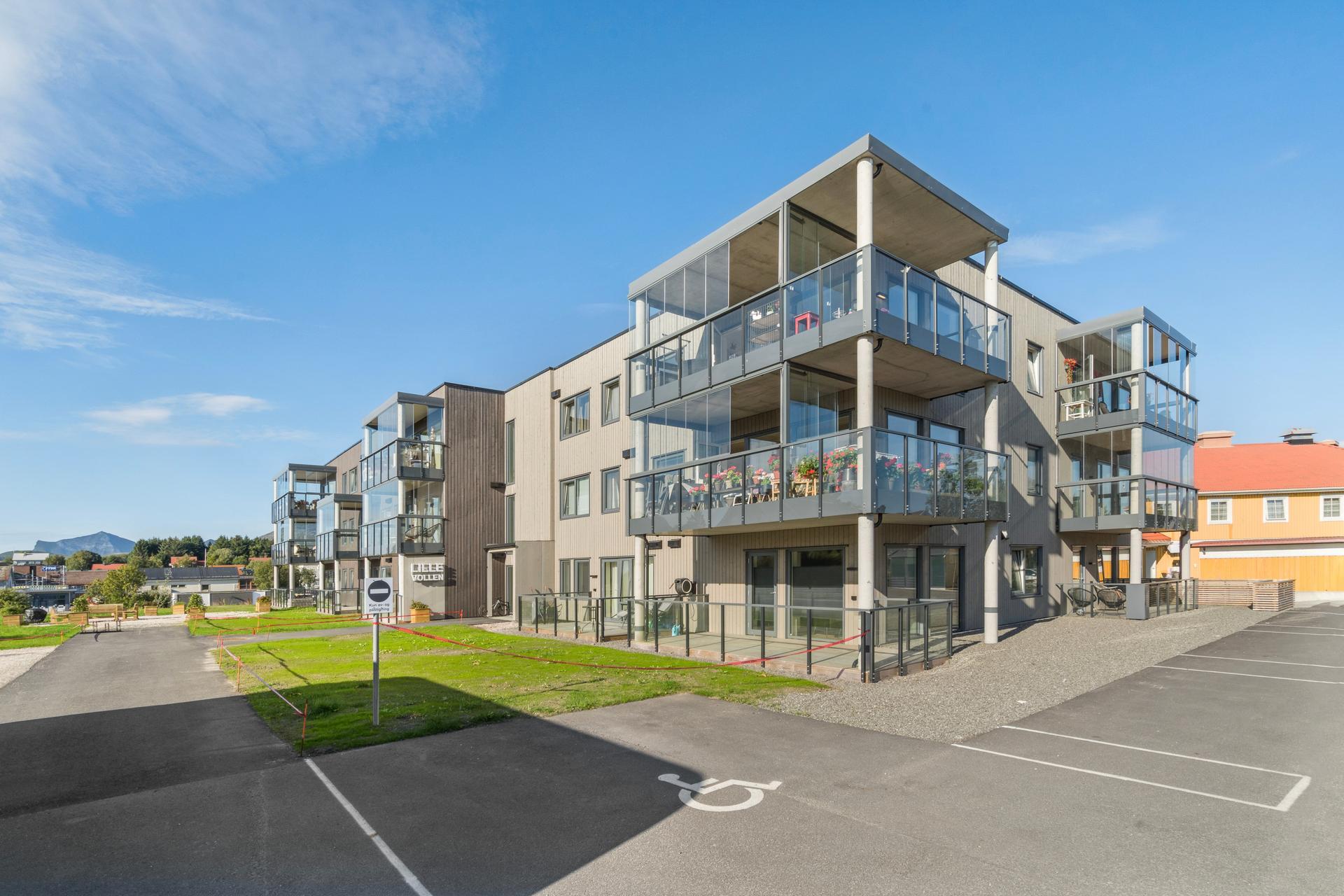 Sameiet Lillevollen boligsameie består av 23 leiligheter fordelt på 3 etasjer. Planløsningene er innholdsrike og svært arealeffektive. Denne leiligheten ligger i 1. etasje, på fremsiden av bygningen.. Bilde nummer 3 av 3
