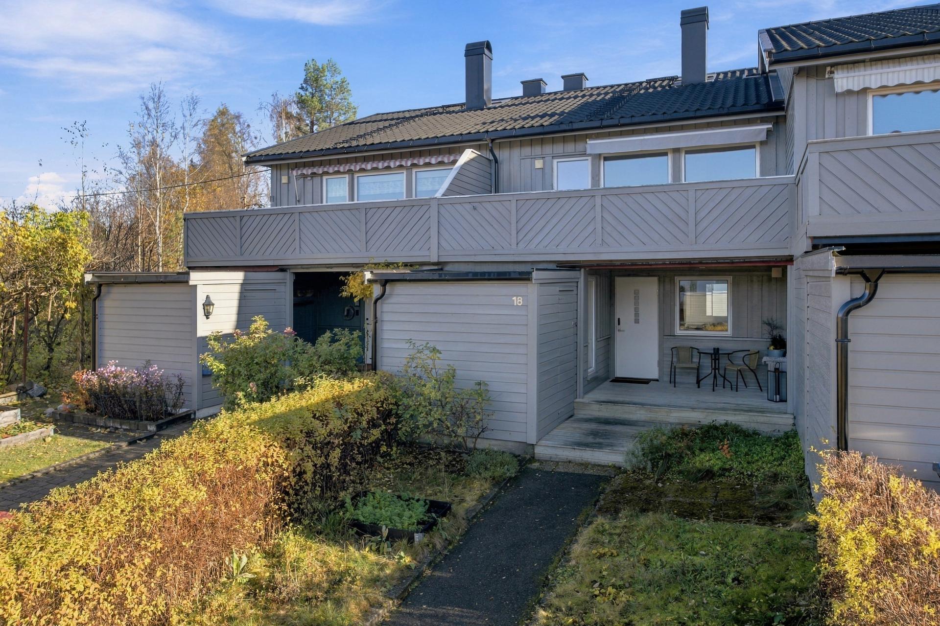 Inngangspartiet har overbygget terrasseplatting og praktisk sportsbod.. Bilde nummer 3 av 3