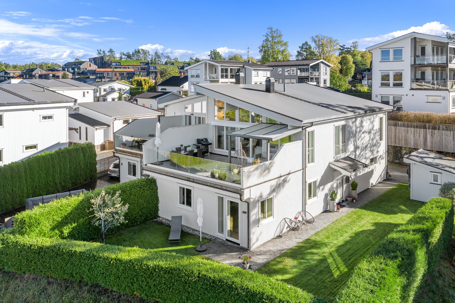 Velholdt, romslig tomannsbolig m/flott fjordutsikt. Solrik terrasse på ca. 38m². Integrert garasje . Bilde nummer 2 av 3