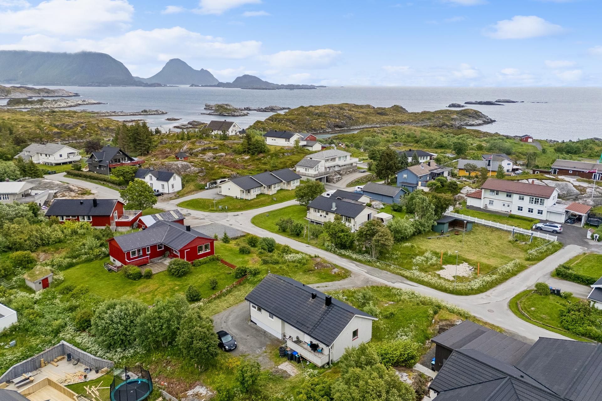 Eiendommen ligger i naturskjønne omgivelser i Ballstad, med nærhet til både hav og fjell.. Bilde nummer 1 av 3