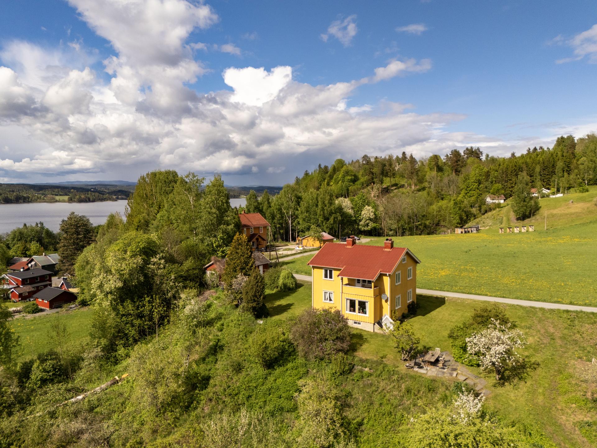 Eiendommen ligger landlig og fredelig til på Fure, med utsikt over kulturlandskapet og Tyrifjorden. Den store, pent opparbeidede tomten gir rikelig med plass for lek og hagearbeid i rolige og naturskjønne omgivelser.. Bilde nummer 3 av 3