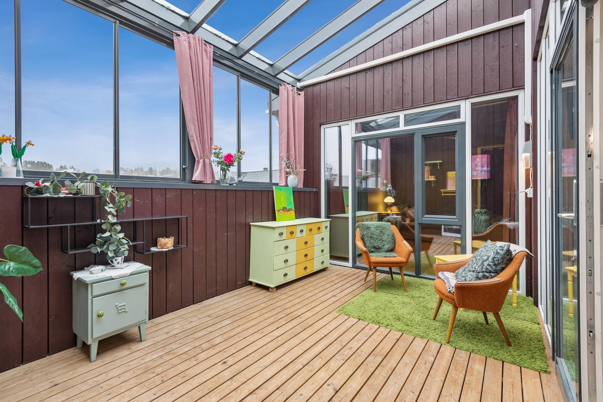 Lys og romslig innglasset terrasse med masse dagslys. . Bilde nummer 3 av 3