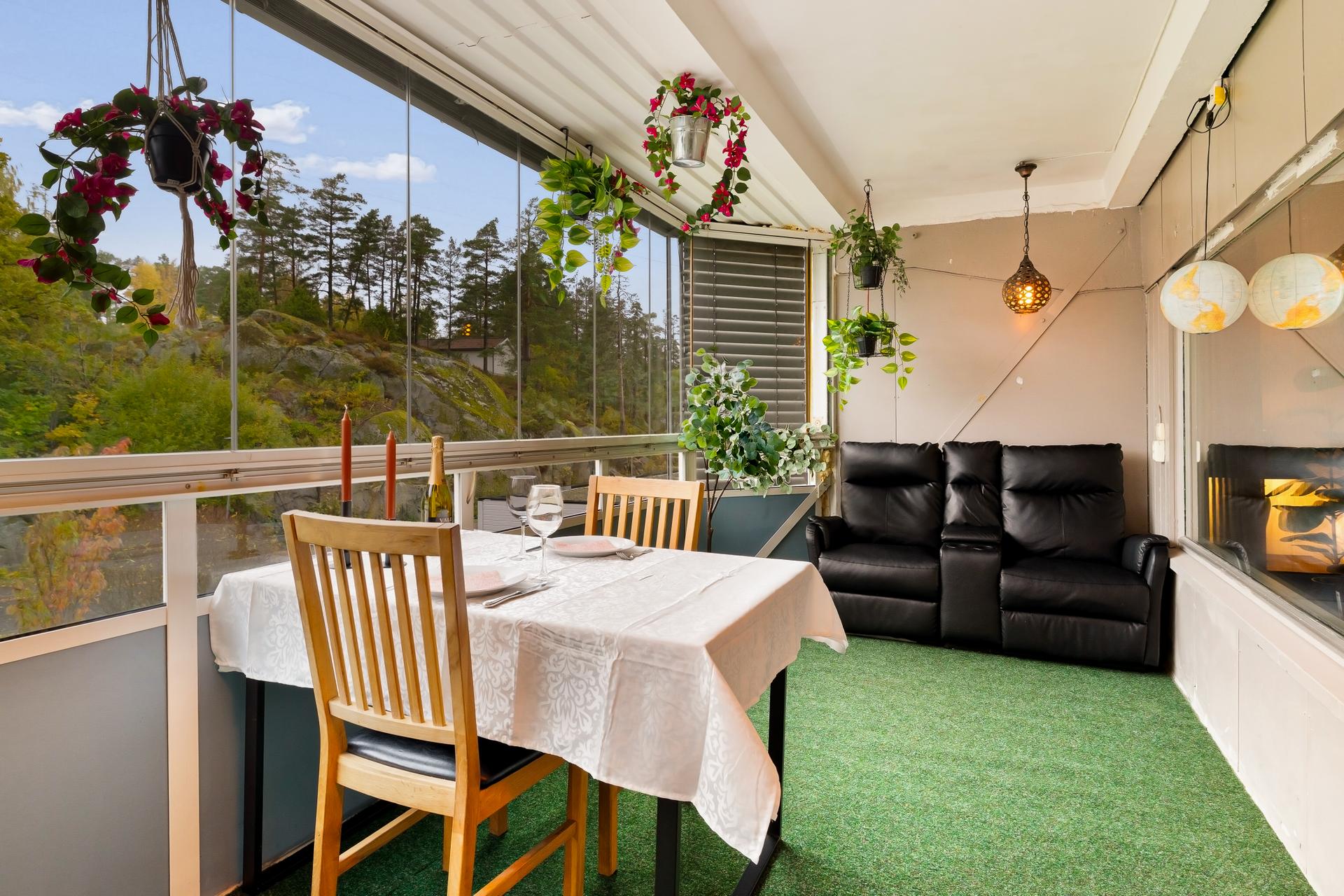 Andelsleilighet med heisadkomst og en innglasset balkong som forlenger utesesongen.. Bilde nummer 2 av 3
