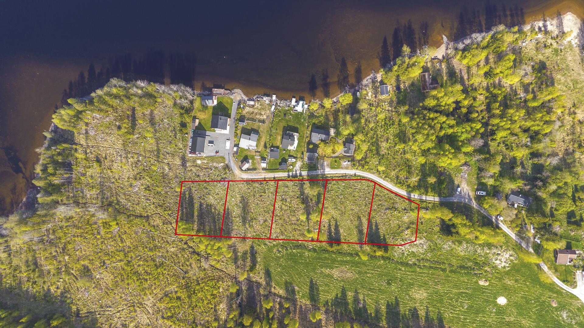 Her selges fem attraktive hyttetomter i naturrikt område.  Det vil bli lagt til rette for fellesområde og brygge med båtplass på område til venstre for tomtene. . Bilde nummer 2 av 3