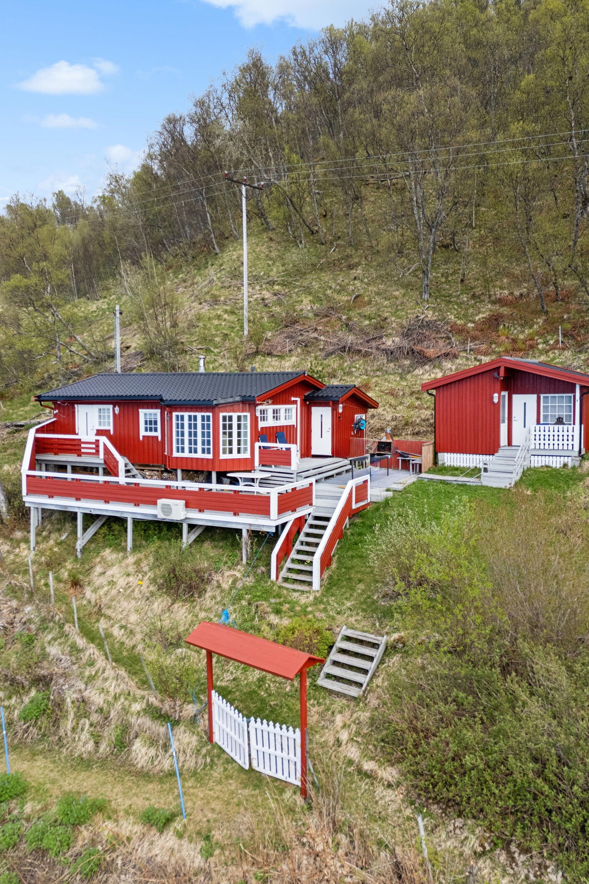Fasaden har stående bordkledning. En luft-til-luft varmepumpe fra 2019 bidrar til en effektiv oppvarming.. Bilde nummer 3 av 3