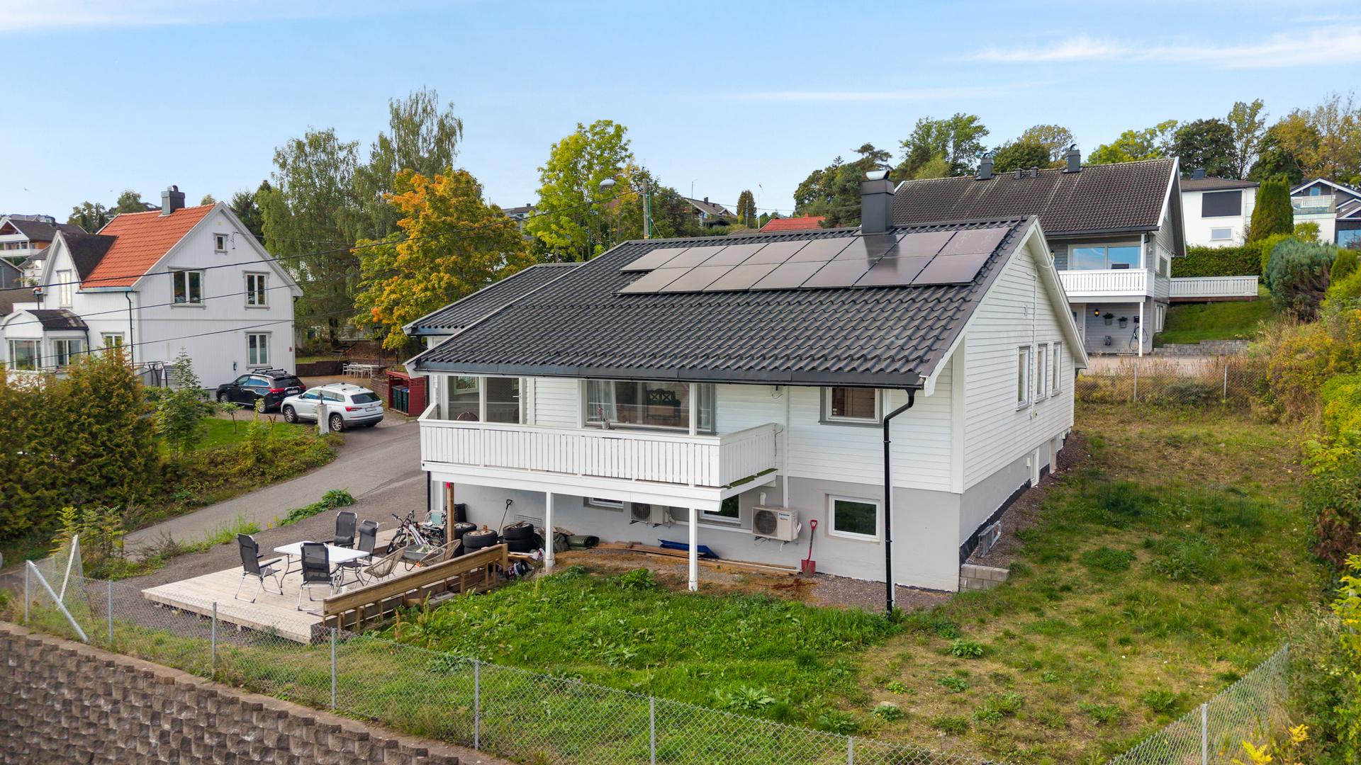 Enebolig over to plan med solcelleanlegg på taket og stor, opparbeidet hage.. Bilde nummer 3 av 3