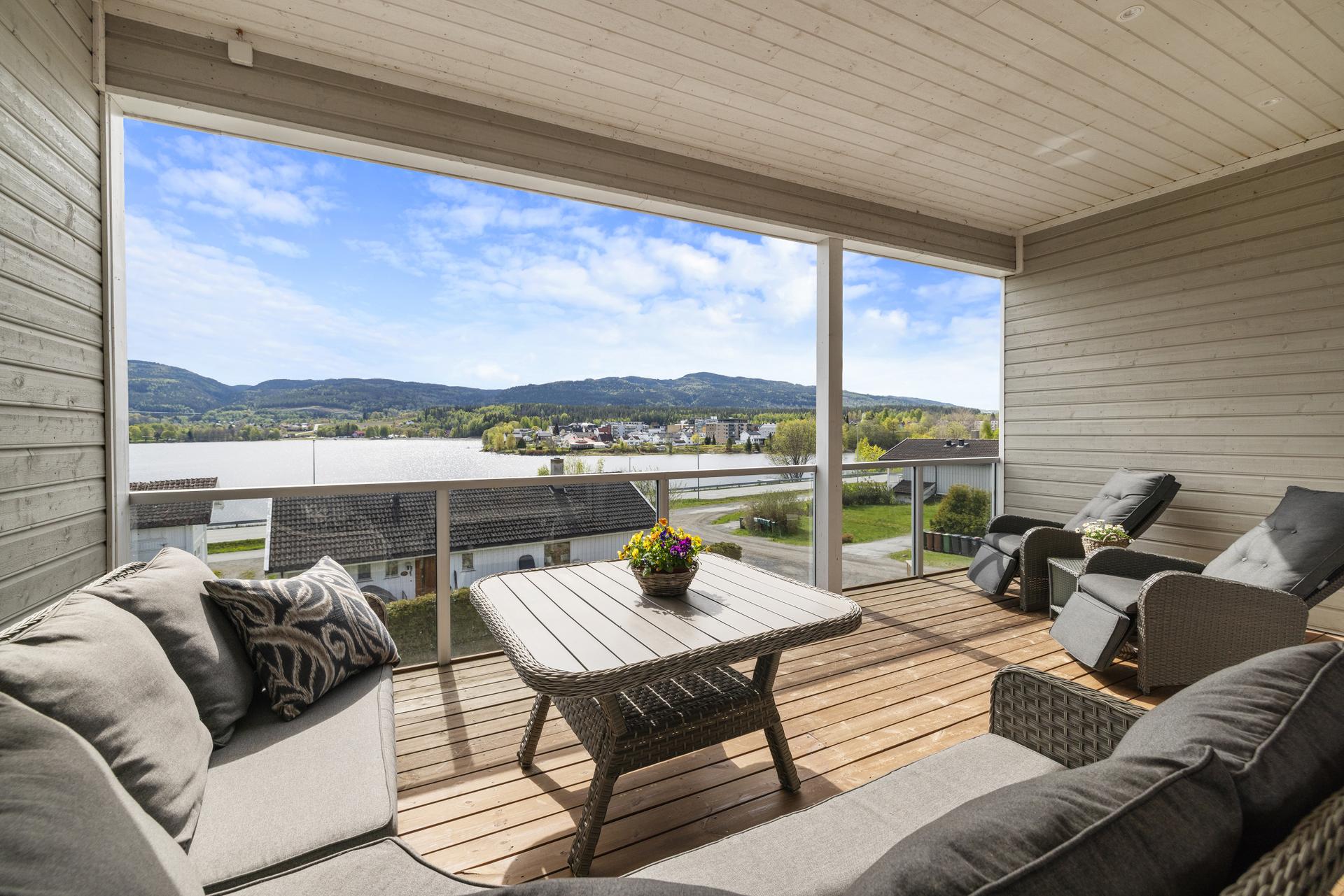 Stor, overbygget og østvendt terrasse på ca. 21 m² med utsikt over Randsfjorden.. Bilde nummer 1 av 3