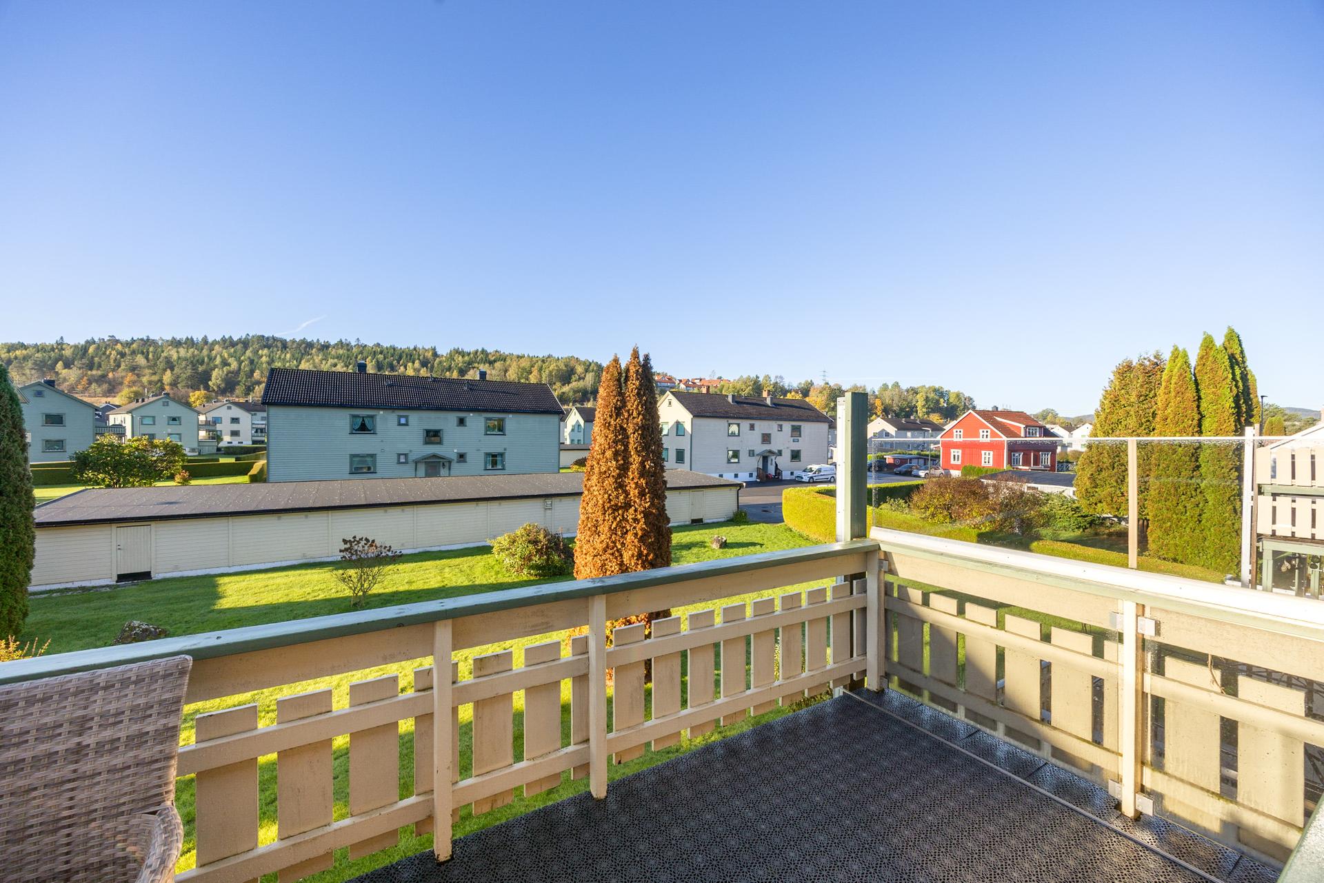 Fra stuen er det utgang til en romslig veranda med plass til sittegruppe og fint utsyn over nærområdet.. Bilde nummer 3 av 3