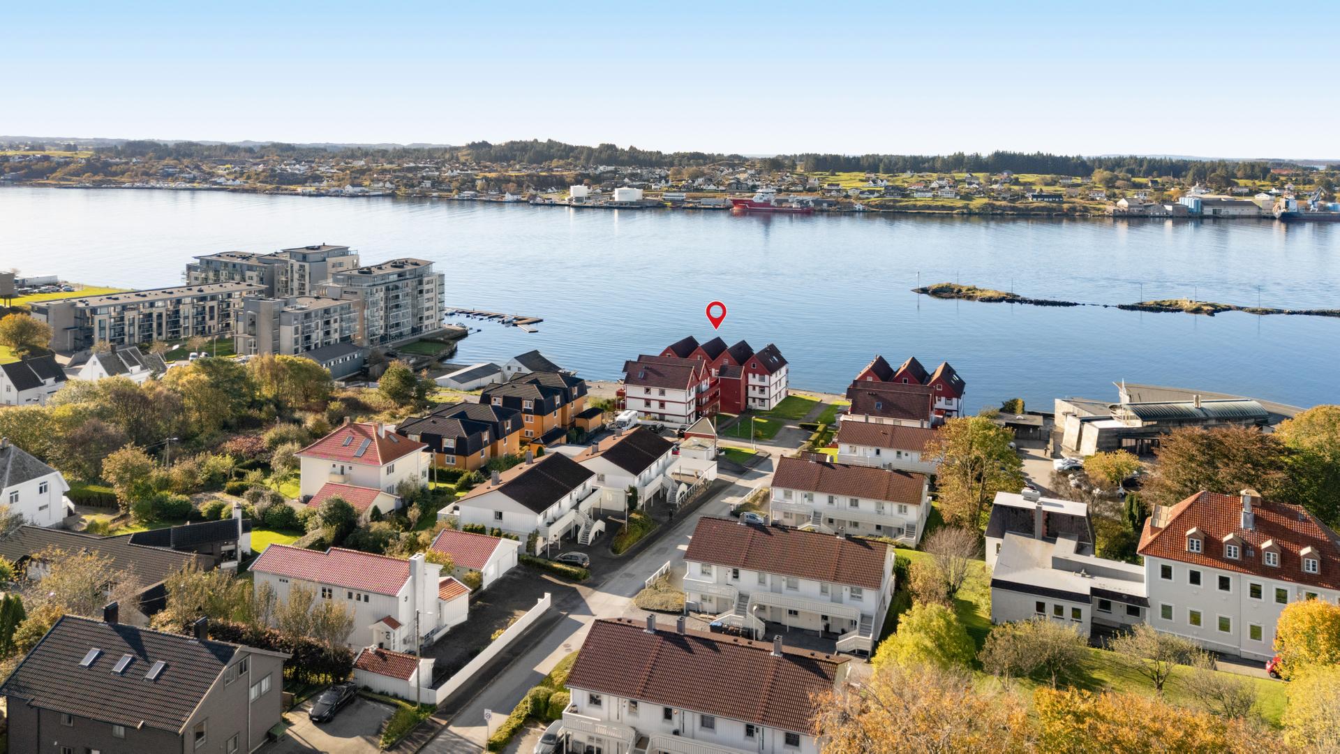 Sentrumsnær og innholdsrik leilighet over to plan med flott utsikt mot Karmsundet . Bilde nummer 2 av 3