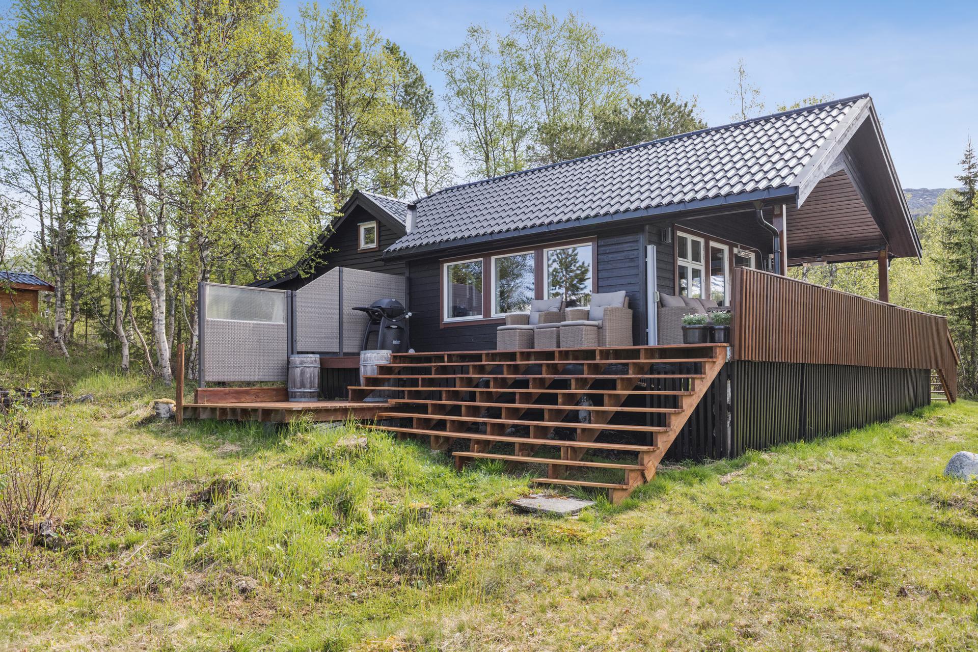 Fritidsboligen ble vesentlig oppgradert i 2015 med et tilbygg som utvidet stuen, og en ny terrasse.. Bilde nummer 2 av 3