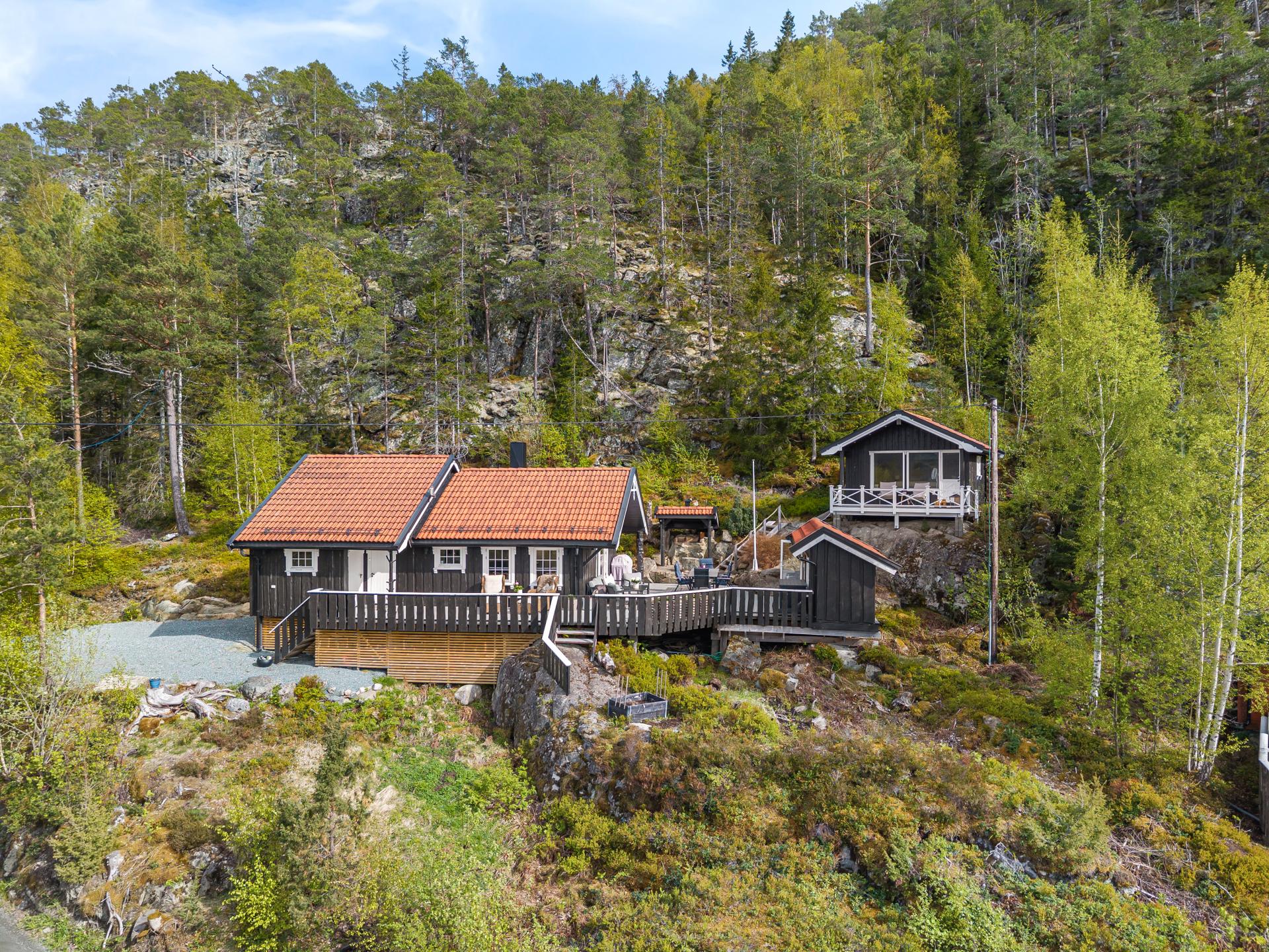 Velkommen til Djupvikvegen 245 - Kontakt megler på 918 50 709 / morten.kjelsberg@em1.no dersom det ønskes privatvisning. Foto: Julian Nonstad. Bilde nummer 1 av 3