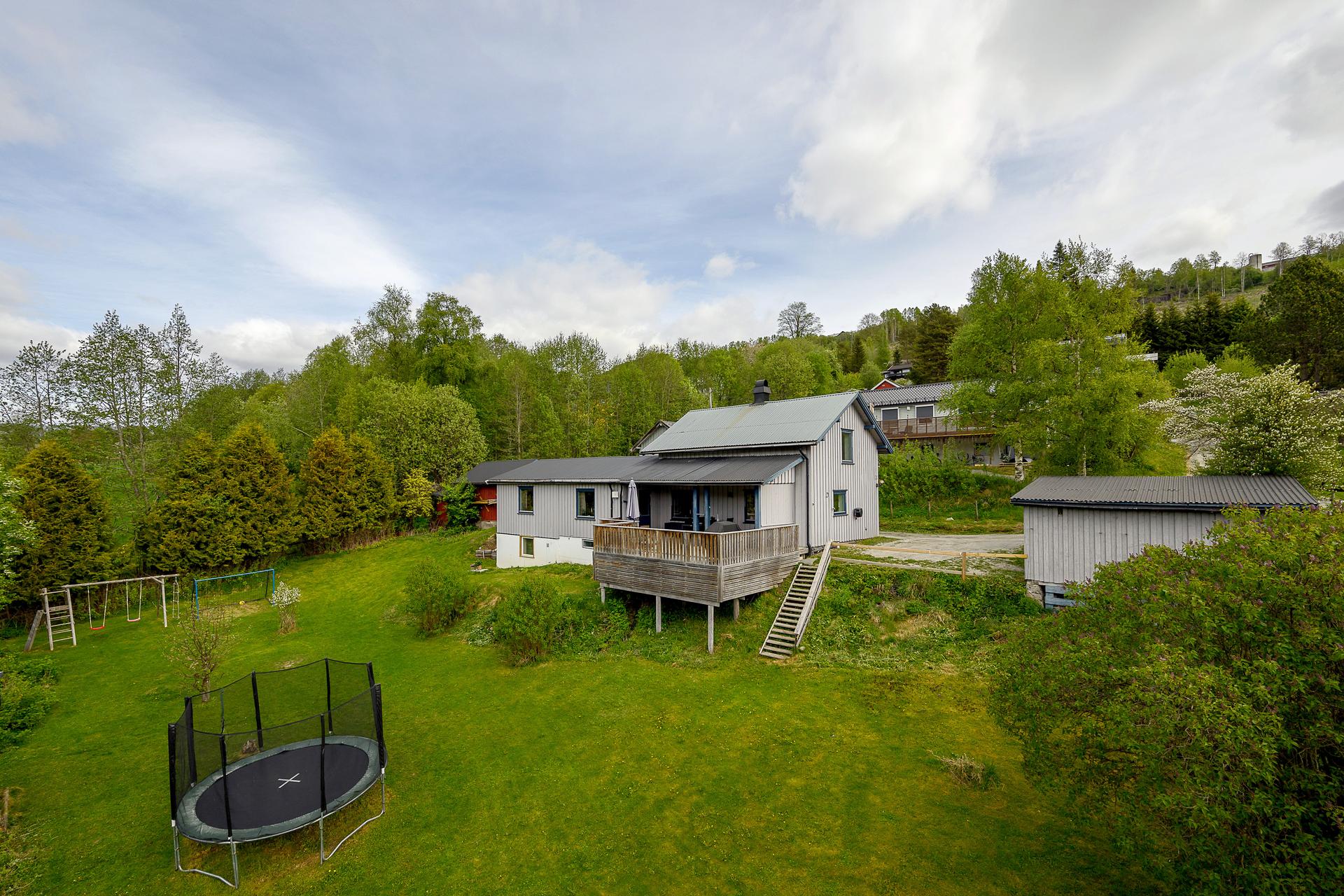 Eiendommen her et pent opparbeidet uteområde med plenareal og beplanting! Foto: Lars Marius Bækkevold. Bilde nummer 2 av 3