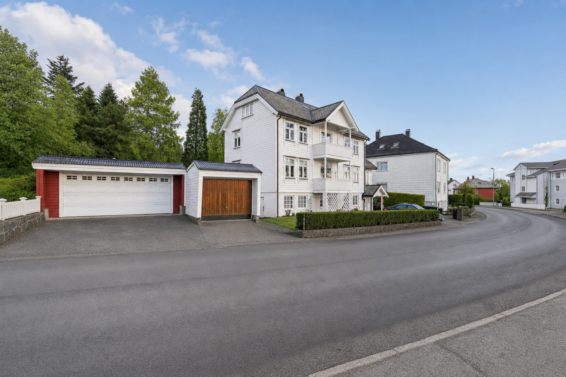 Seksjonen disponerer garasjen nærmest boligen, og hyggelige uteområder på baksiden av huset.. Bilde nummer 3 av 3