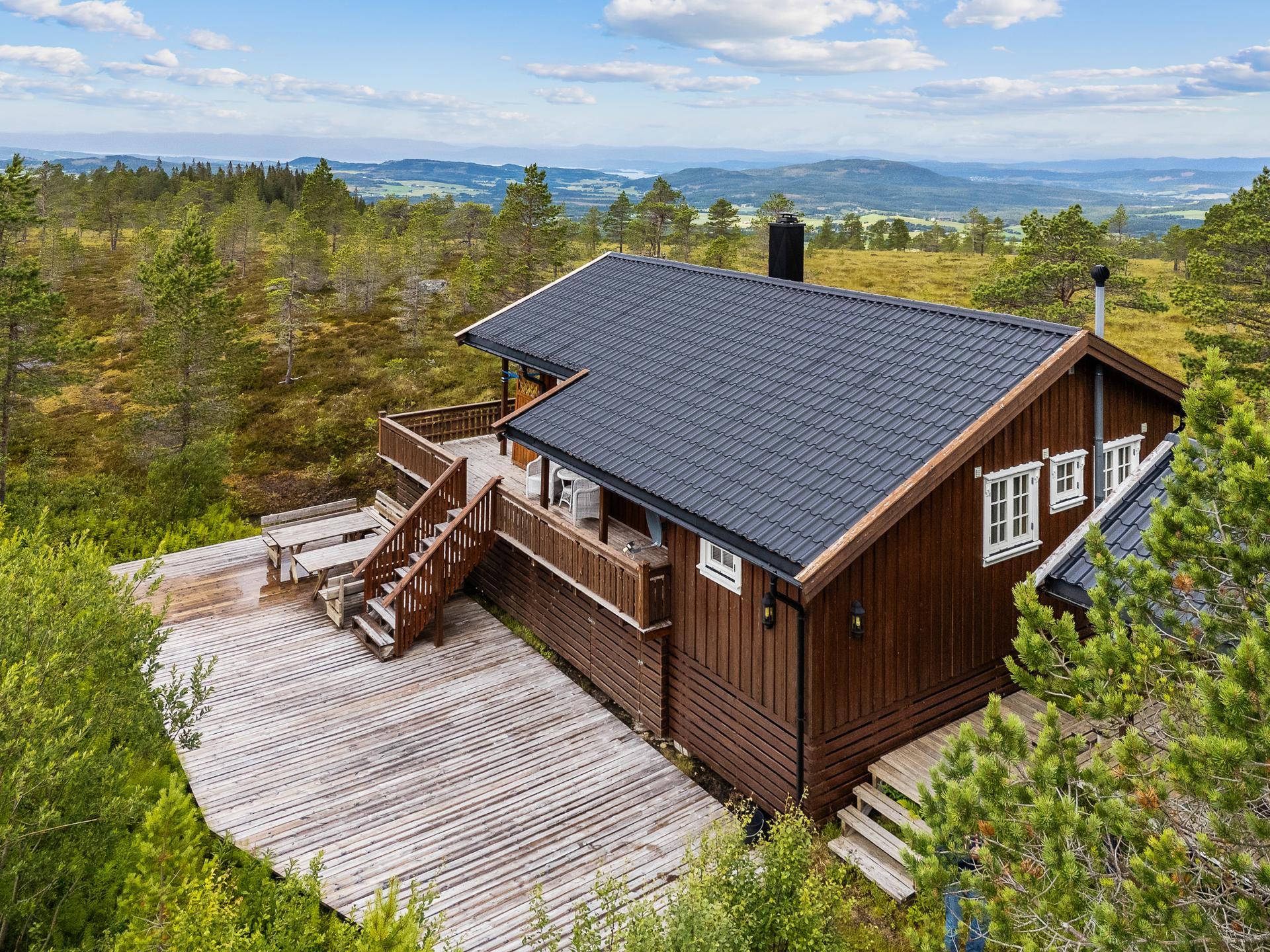 Hytta ligger fint til i terrenget med en flott beliggenhet. . Bilde nummer 2 av 3