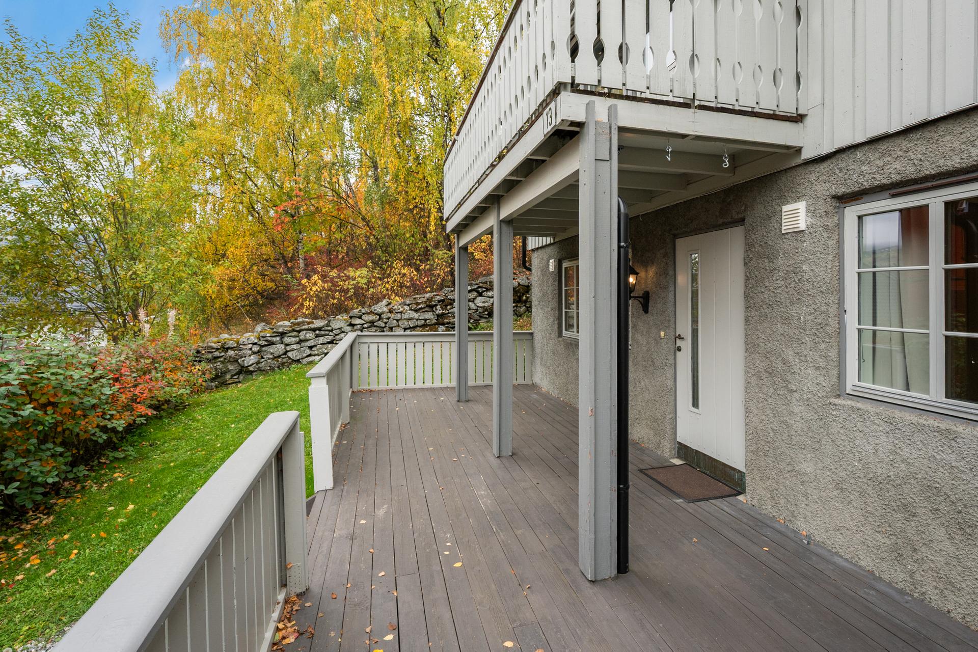 Vestvendt terrasseplatting ved inngangspartiet med god plass til sittegruppe - Velkommen!. Bilde nummer 3 av 3