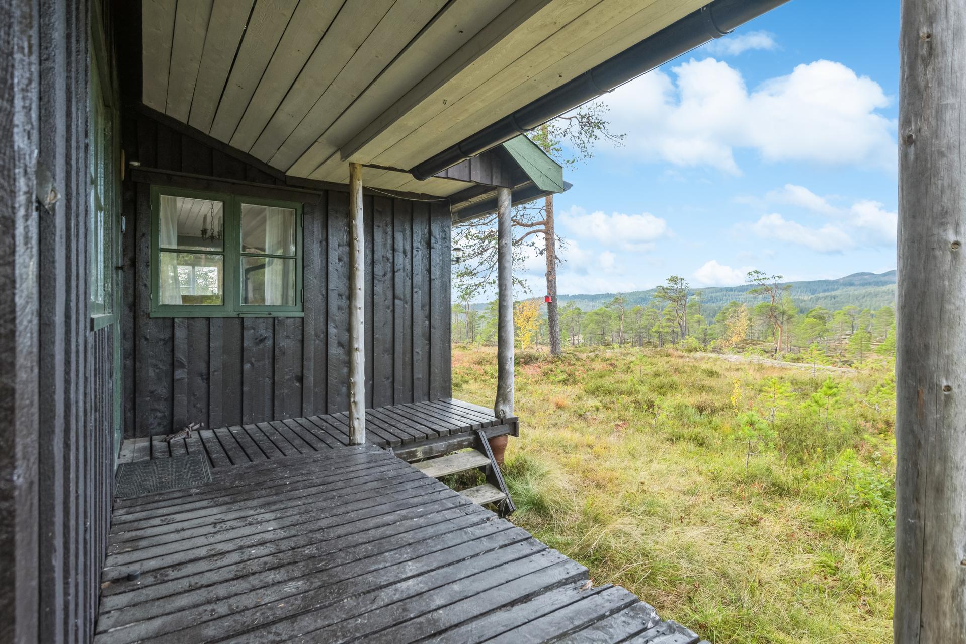Hytten har delvis takoverbygget inngangsparti. . Bilde nummer 3 av 3