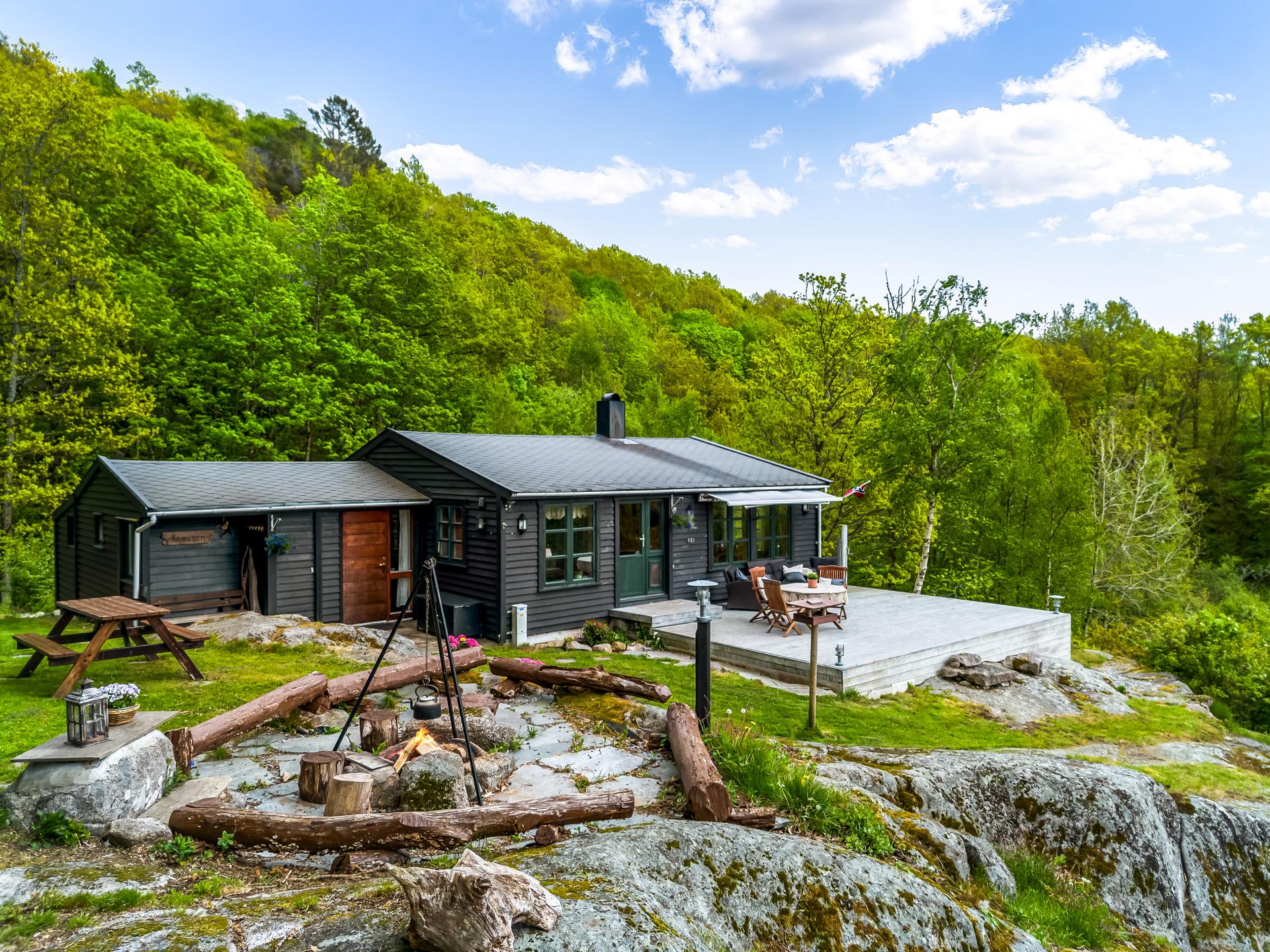 En usjenert og idyllisk beliggenhet i Spindsfjorden, helt uten biltrafikk forbi eiendommen.. Bilde nummer 2 av 3