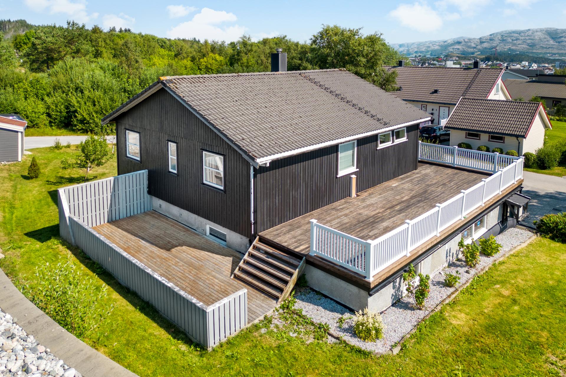 Uteområdet er generøst med terrasse på til sammen ca 82,5 kvm over to nivå. Solrikt og med utsikt! . Bilde nummer 2 av 3