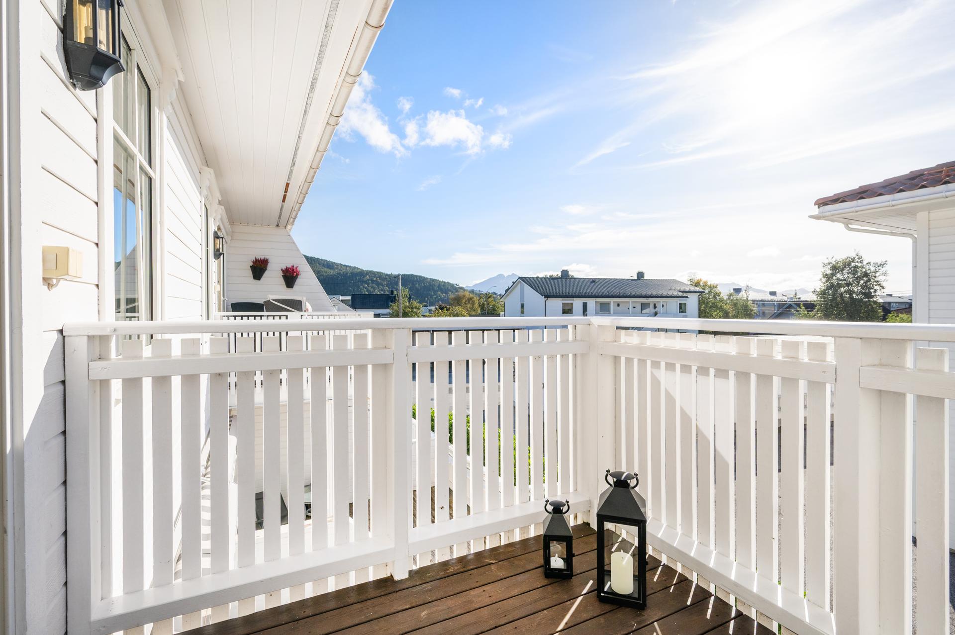 Romslig terrasse med rekkverk og gode muligheter for utemøblering.. Bilde nummer 3 av 3
