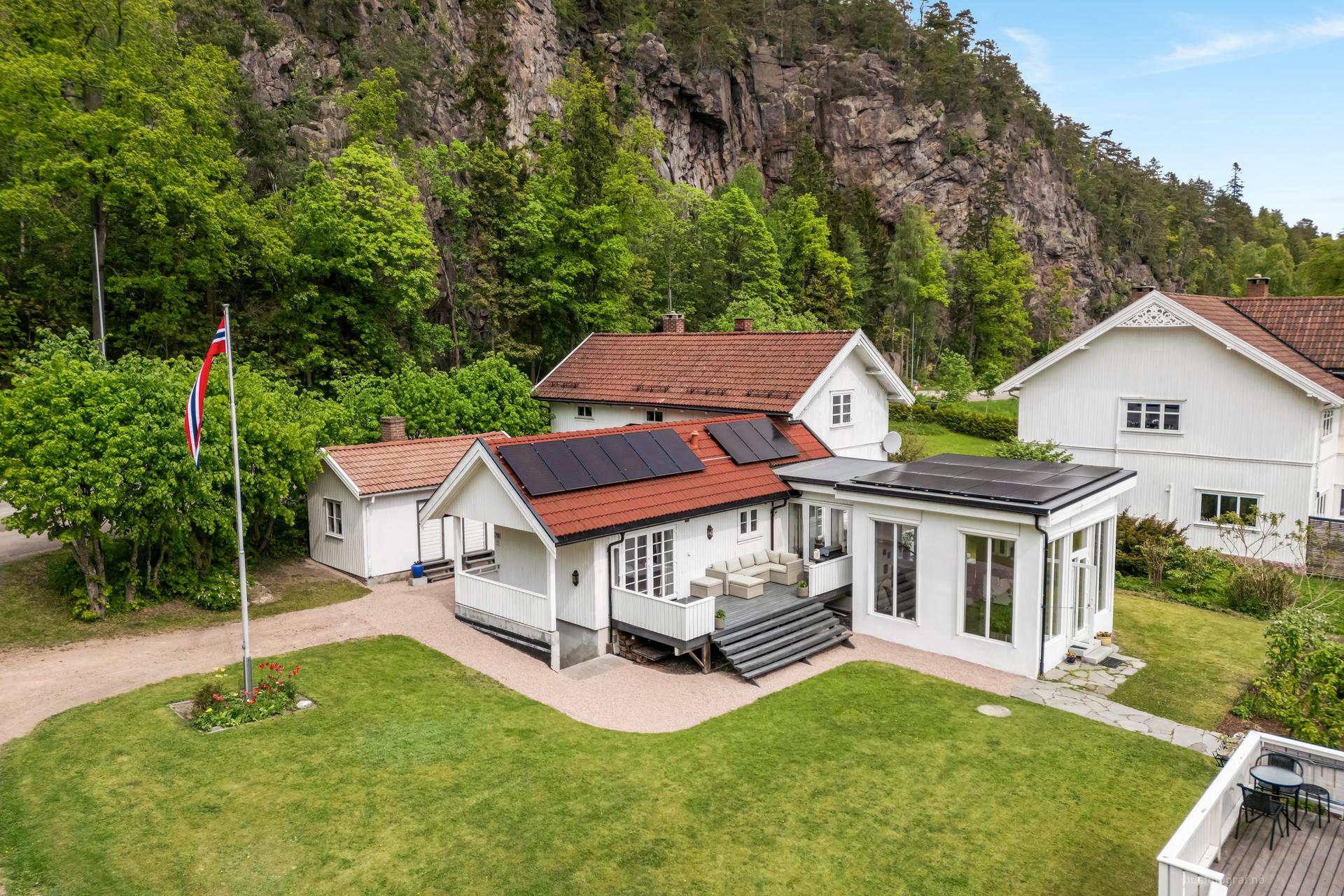 Stor enebolig med utleiedel, dobbelgarasje med 3 meter takhøyde og bergvarme. Attraktiv beliggenhet i Svelvik/ Berger.. Bilde nummer 2 av 3