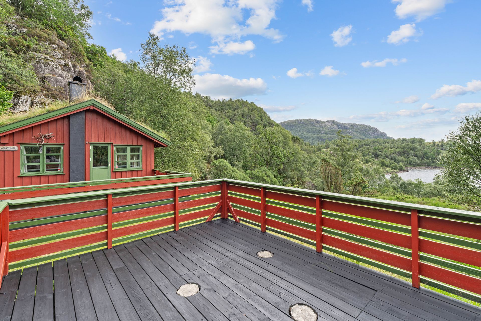 Den store plattingen på 17 m² ligger på en solrik tomt med gode utsiktsforhold.. Bilde nummer 3 av 3