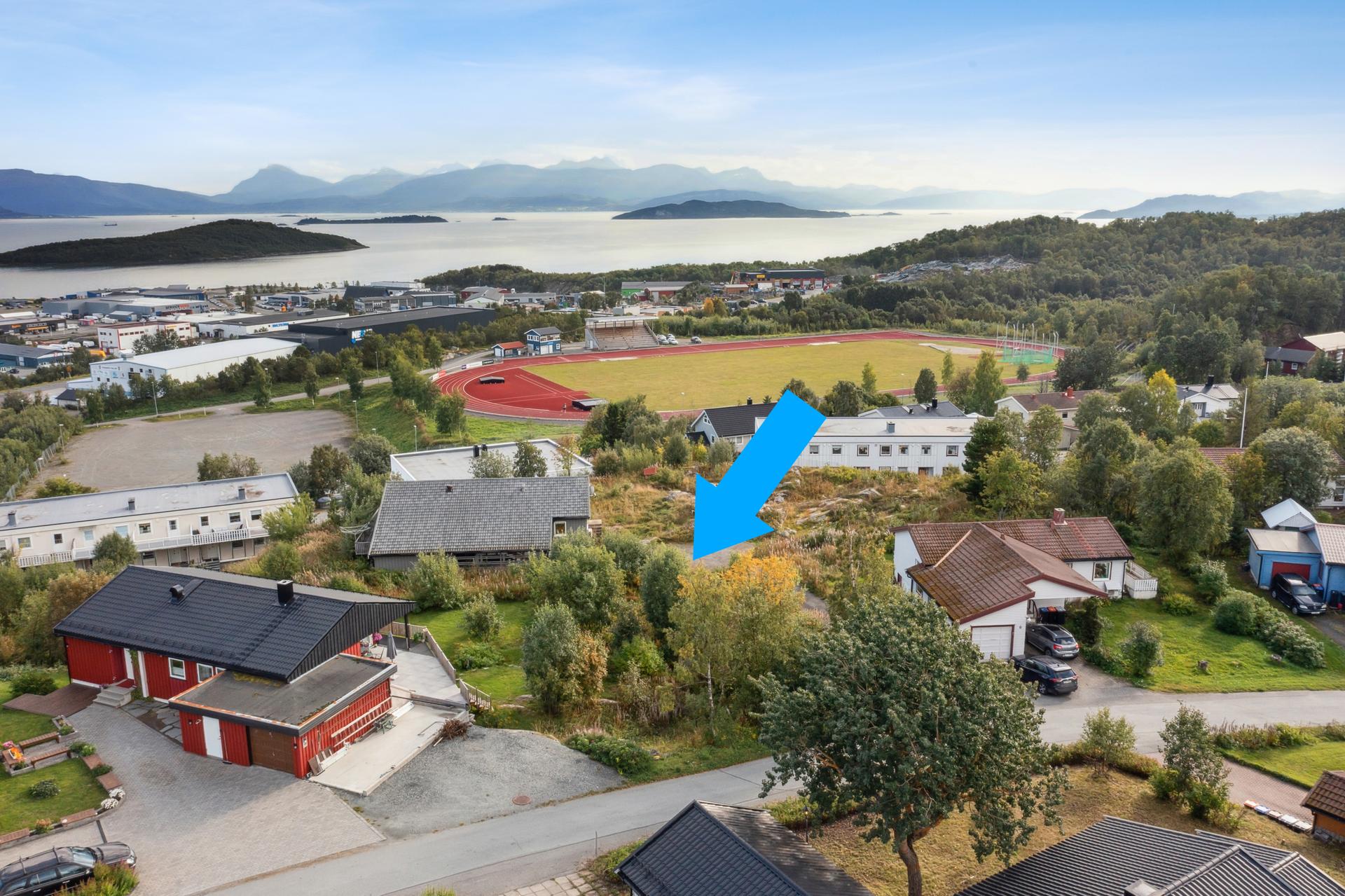 EiendomsMegler1 v/megler Bente Norhild Larsen har gleden av å presentere en unik mulighet til å kunne bygge drømmeboligen på Åsby! Sjekk den utsikten! (bilde er tatt før tomta ble delvis opparbeidet). Bilde nummer 1 av 3