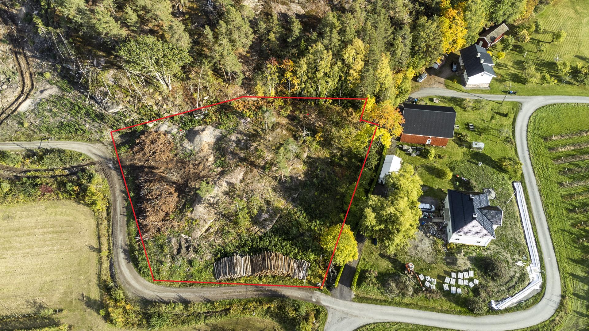 Kartet illustrerer
 ca. tomtegrenser. Oppmåling må gjennomføres for nøyaktighet. Bilde nummer 2 av 3