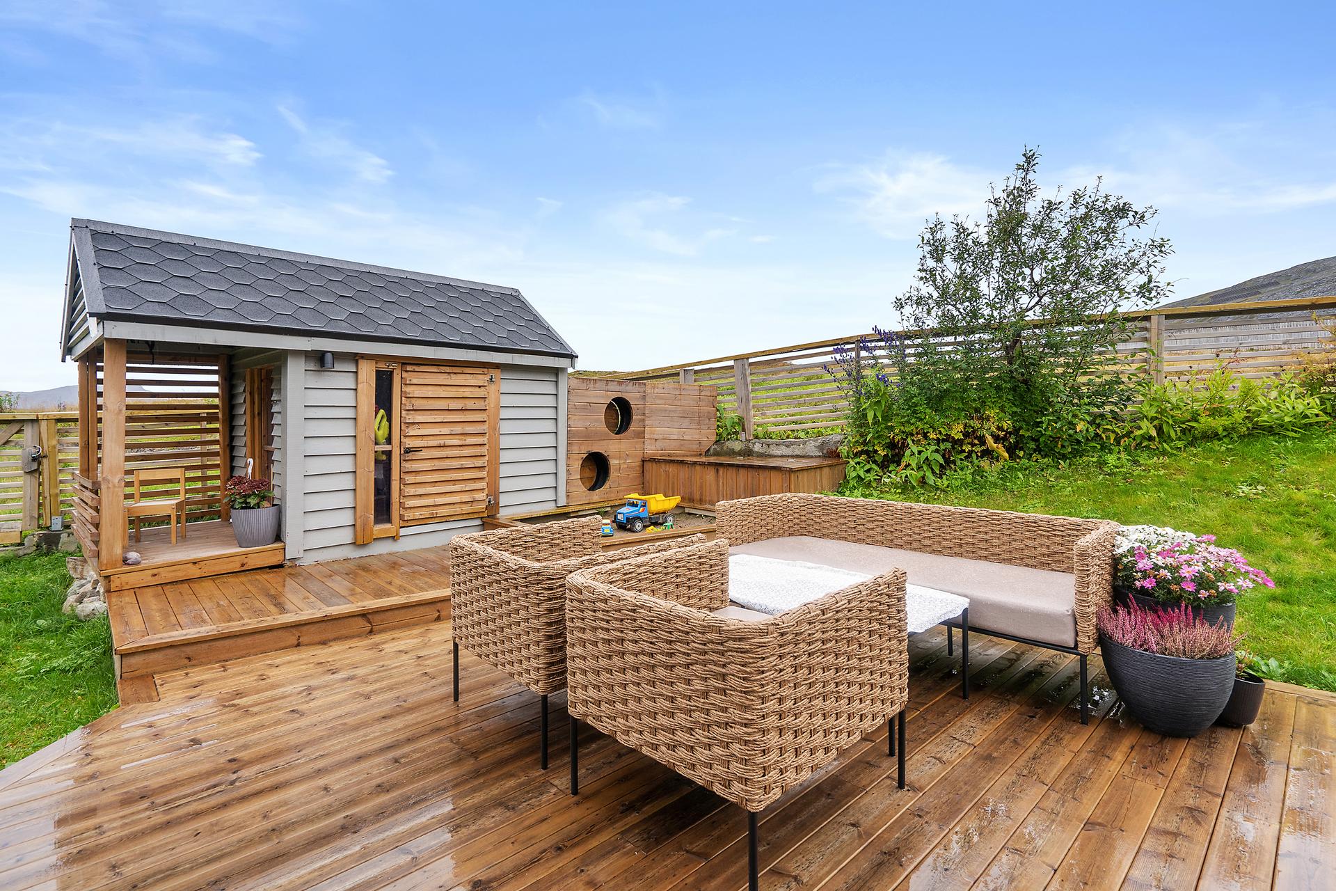 Stor terrasse med lekestue og god plass for utemøbler og sosiale samlinger.. Bilde nummer 3 av 3