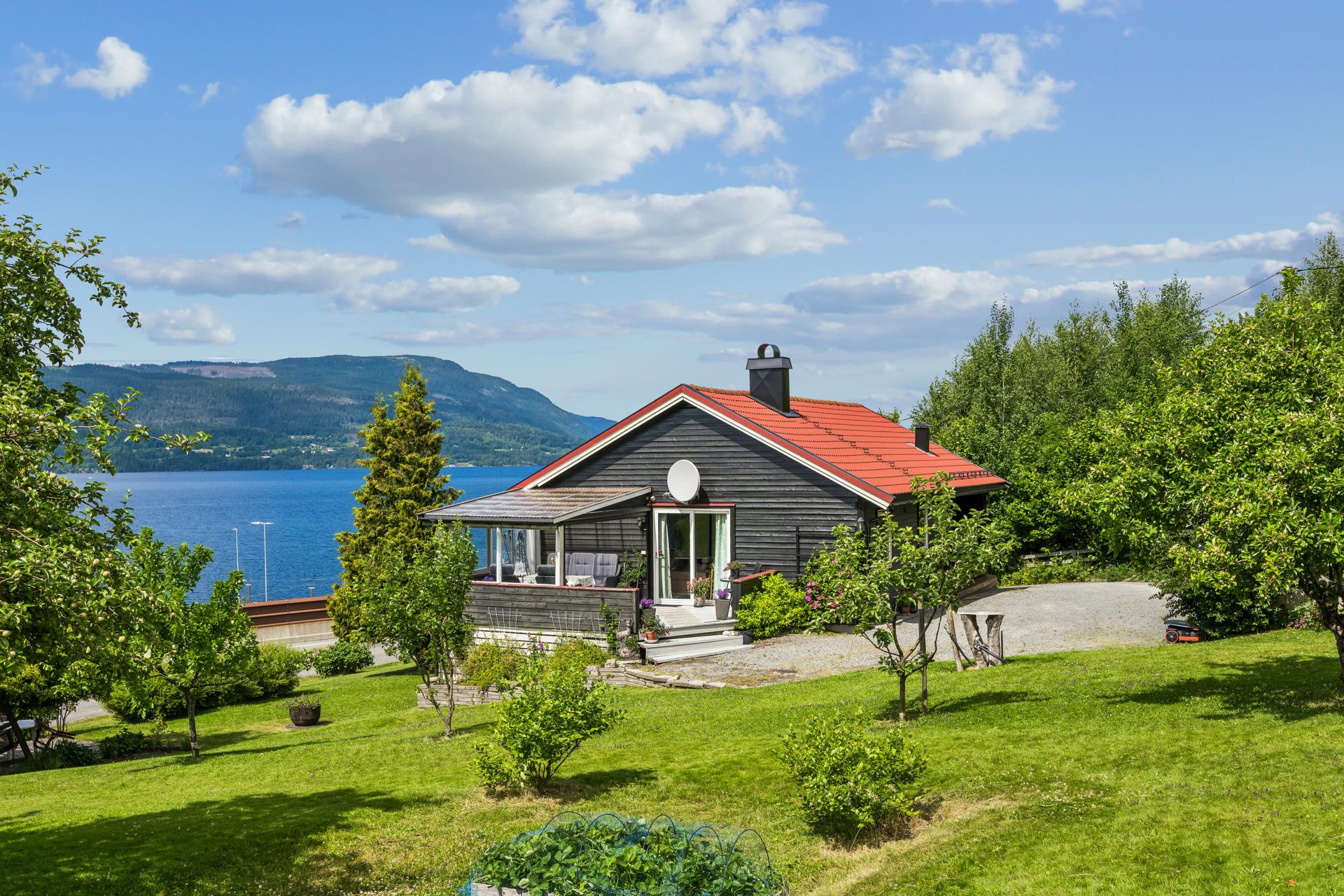 Enebolig over to plan med en stor, frodig tomt og vidstrakt utsikt over Mjøsa.. Bilde nummer 2 av 3