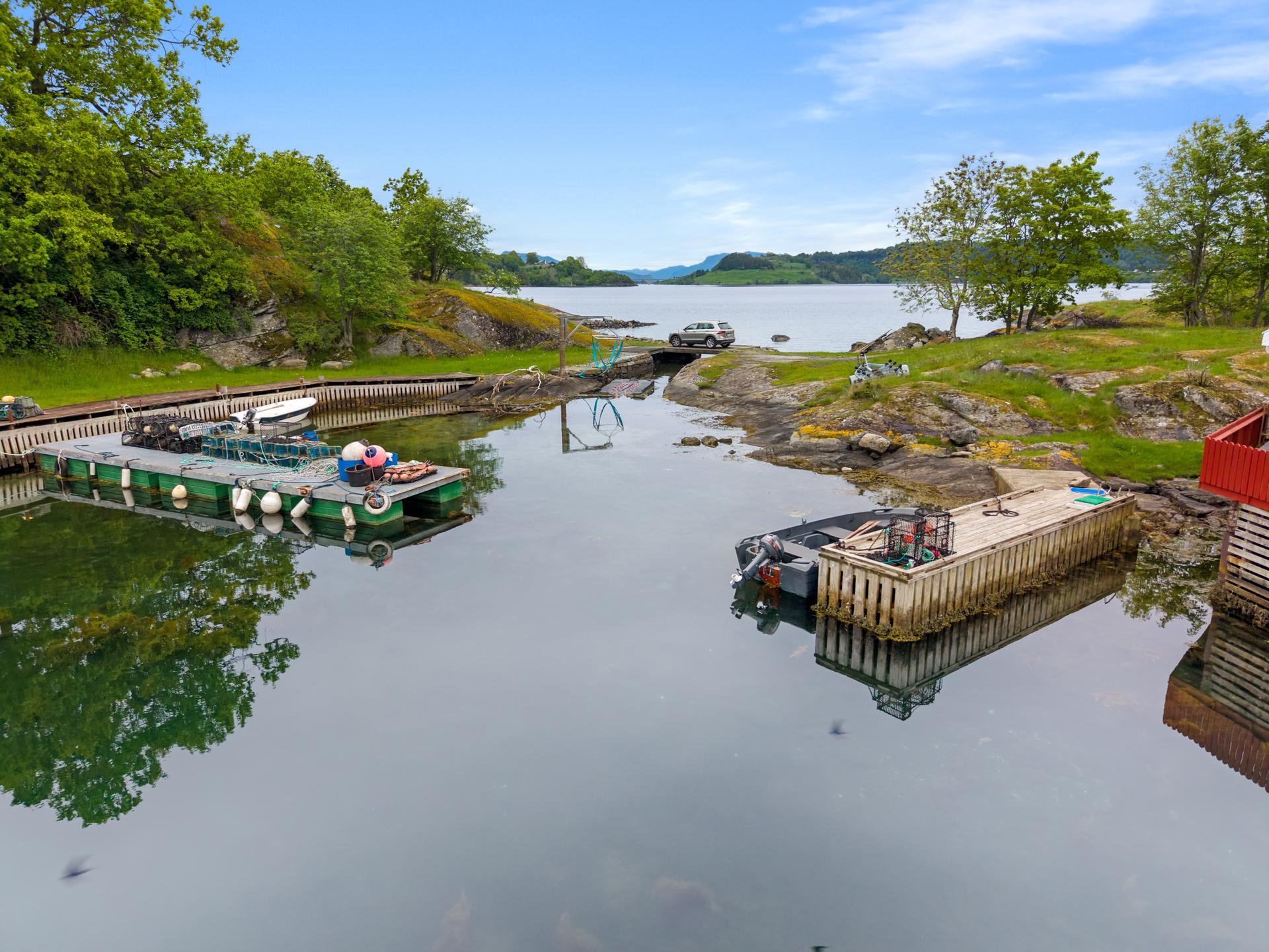 Egen solid brygge like nedenfor gir gode muligheter for båtliv og fiske i området.. Bilde nummer 3 av 3