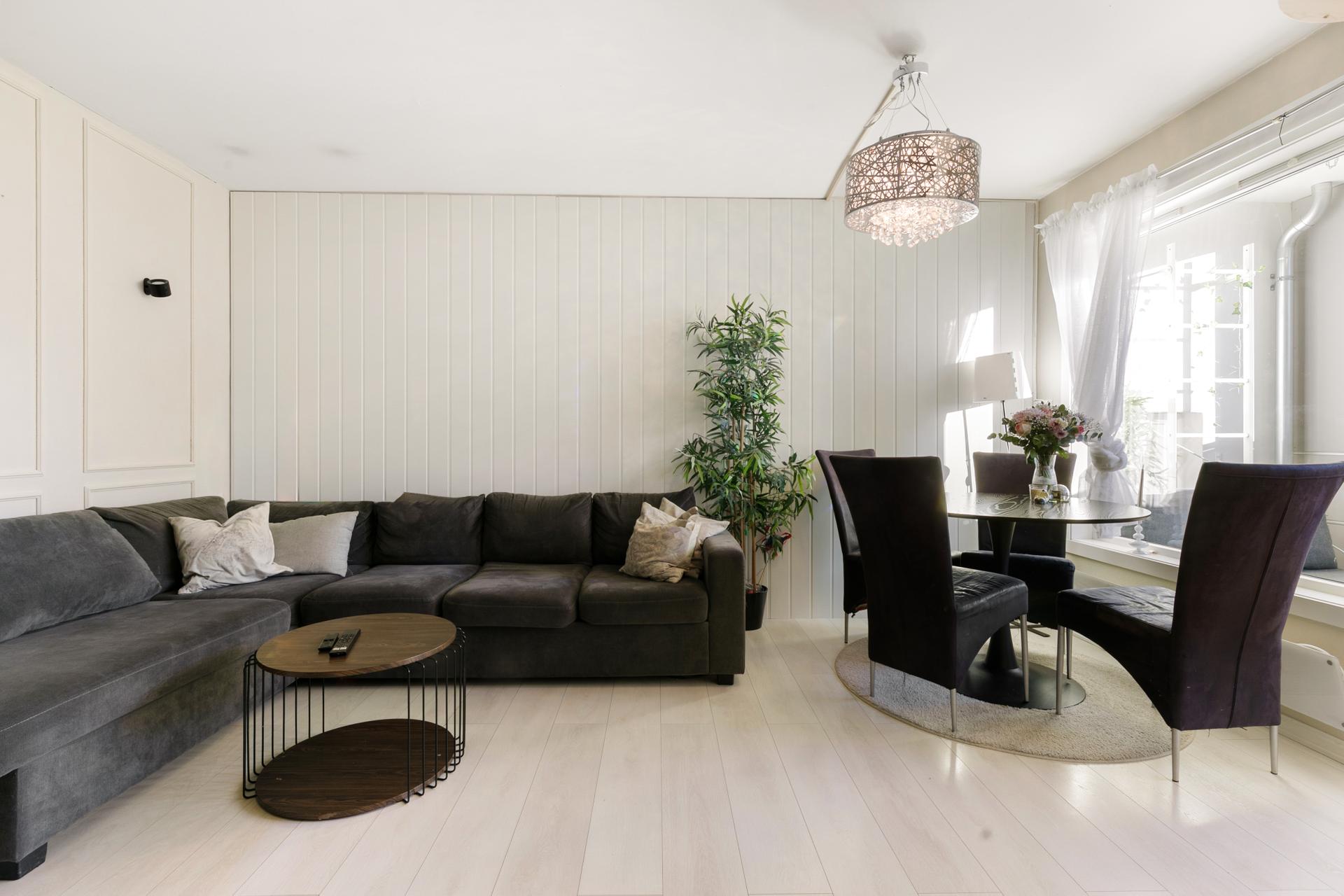 Oppholdsrommet gir god plass til både sofagruppe og spisegruppe.. Bilde nummer 2 av 3