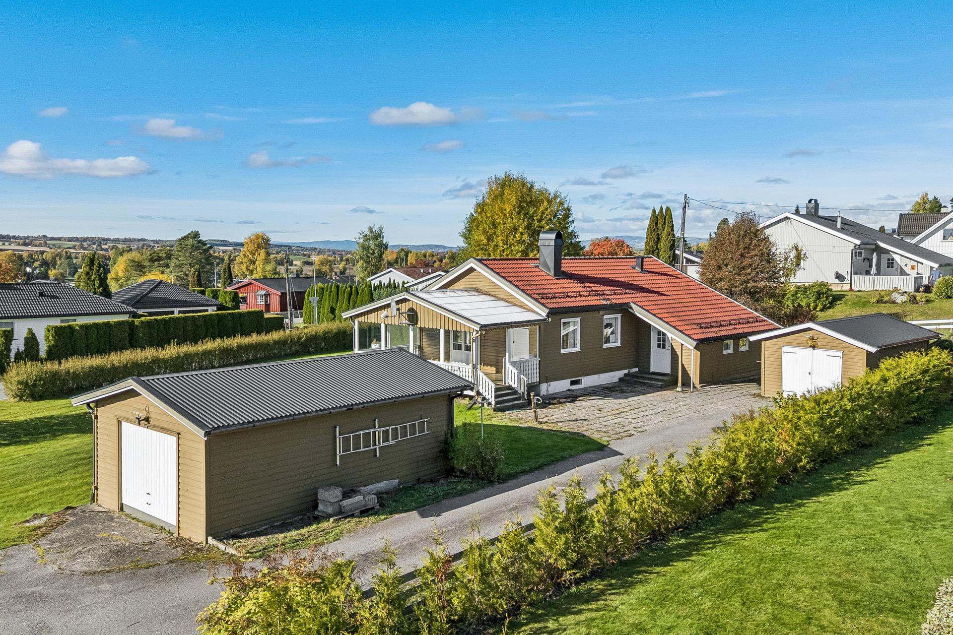 Enebolig over to plan beliggende på en stor tomt med to eldre garasjer og utsyn over kulturlandskapet.. Bilde nummer 2 av 3