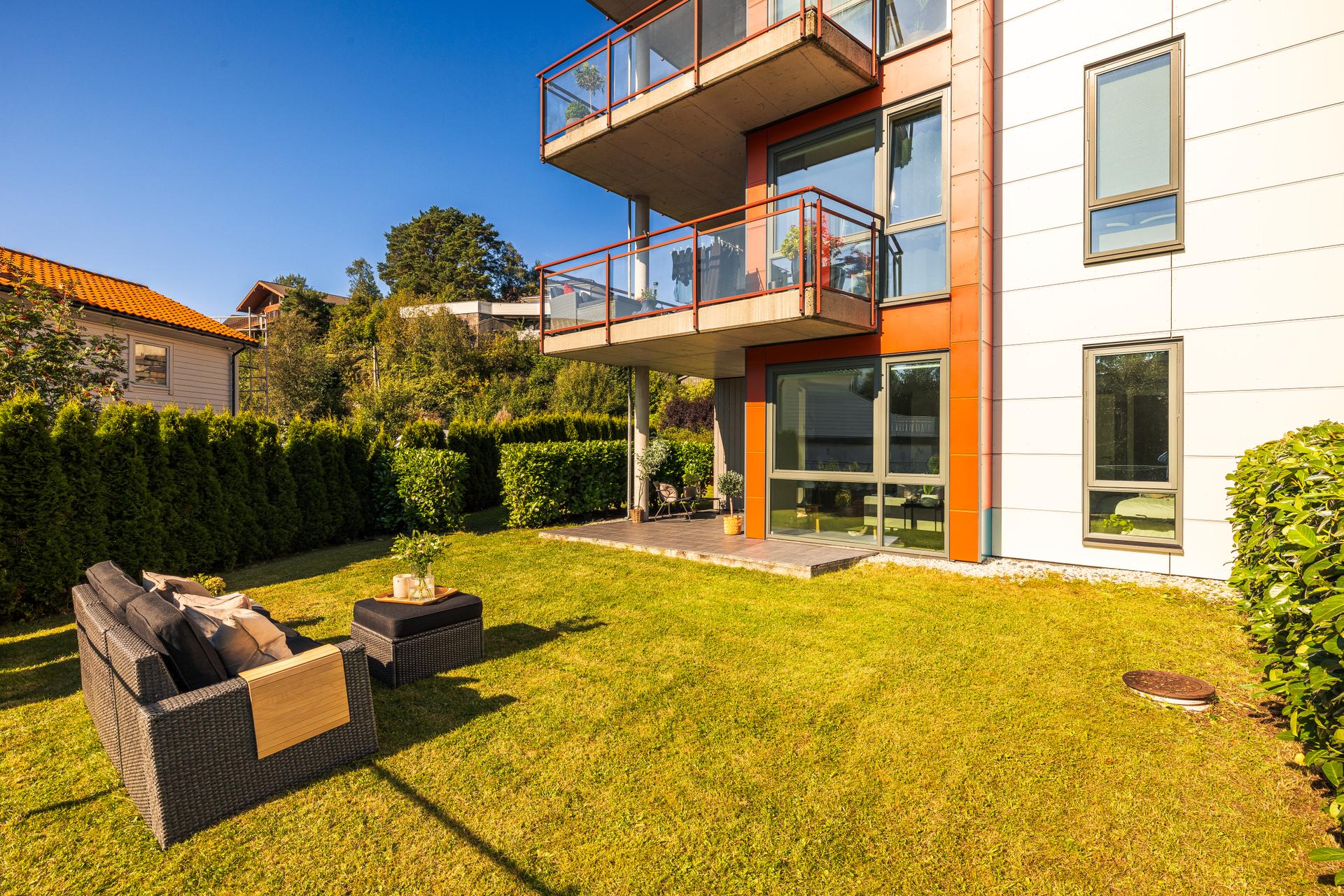 Leiligheten har en privat, sørvestvendt hage på ca. 60 kvm samt overbygget terrasse.. Bilde nummer 3 av 3